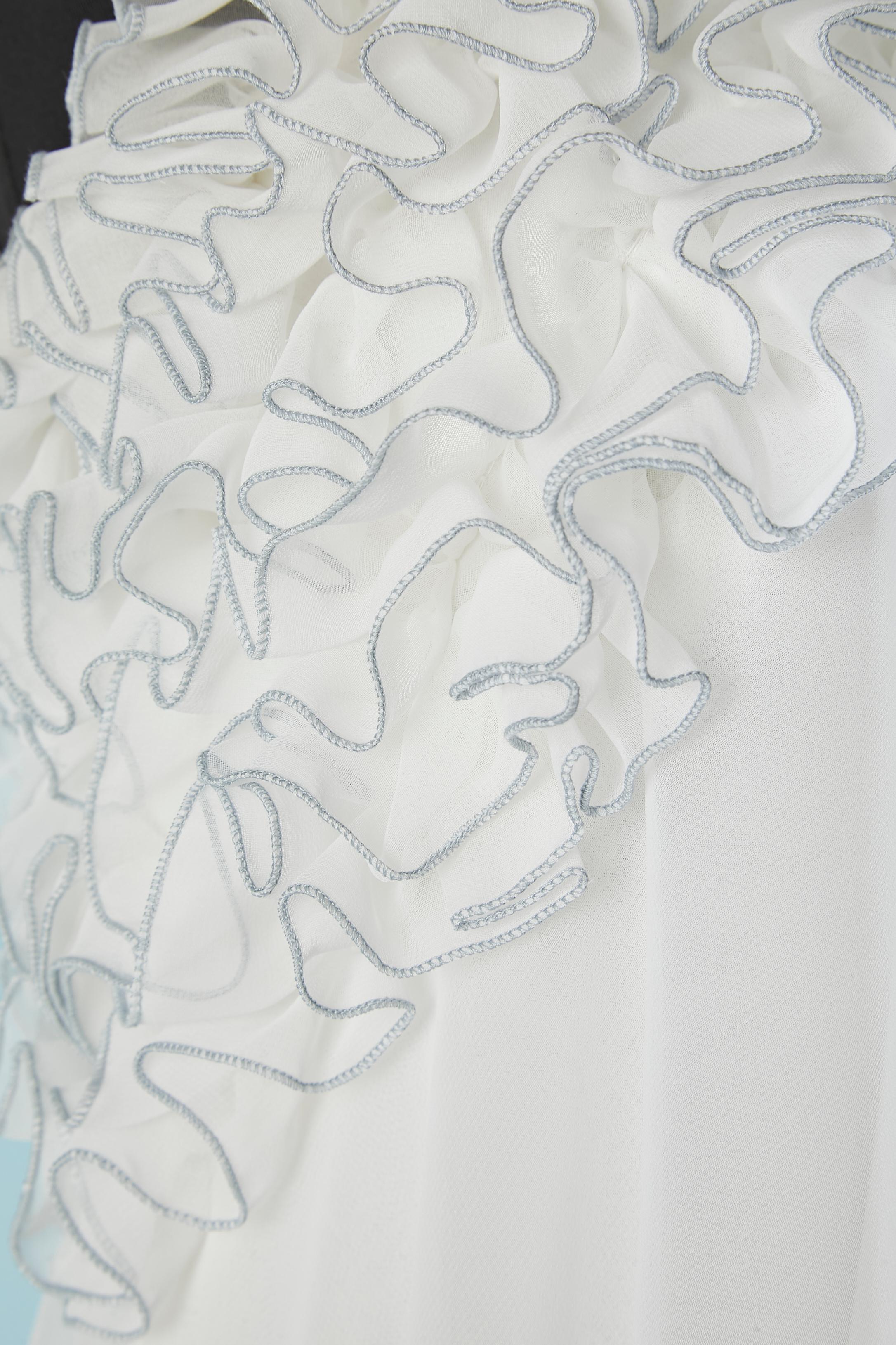 Robe de soirée asymétrique en mousseline de polyester blanche avec volants DP  en vente 2