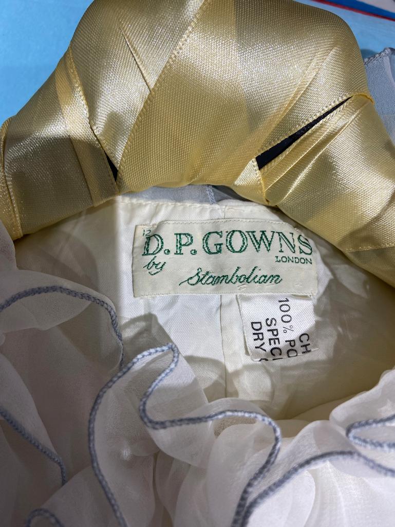 Robe de soirée asymétrique en mousseline de polyester blanche avec volants DP  en vente 3