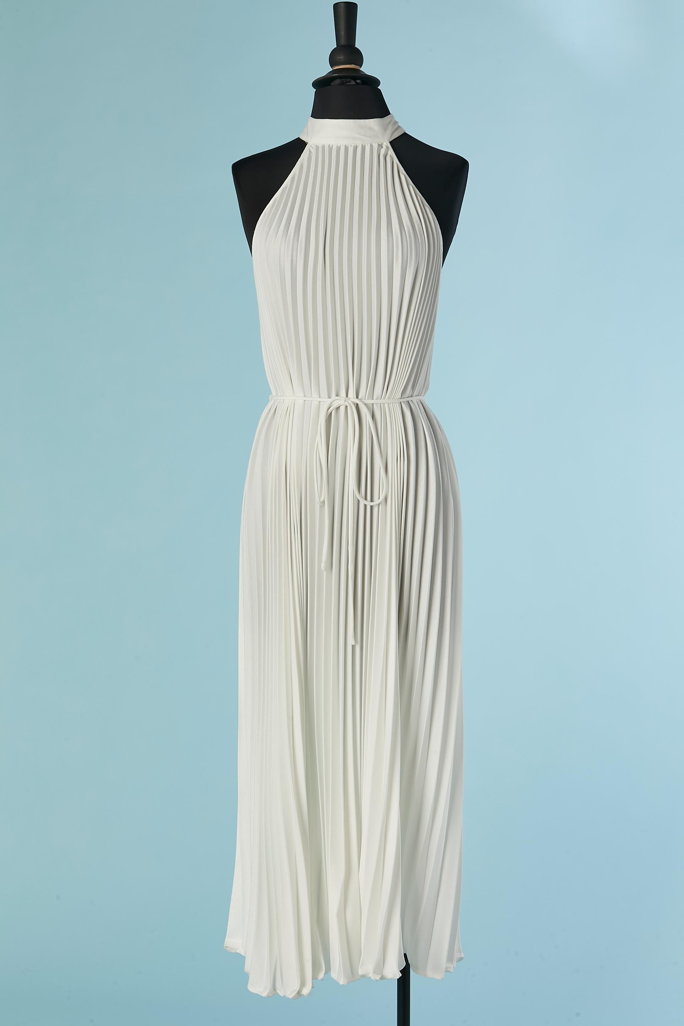 Weißes Polyester-Satin-Sonnenstrahl-Faltenkleid mit Gürtel. Reißverschluss und Haken-Ösen-Verschluss in der hinteren Mitte.
GRÖSSE M