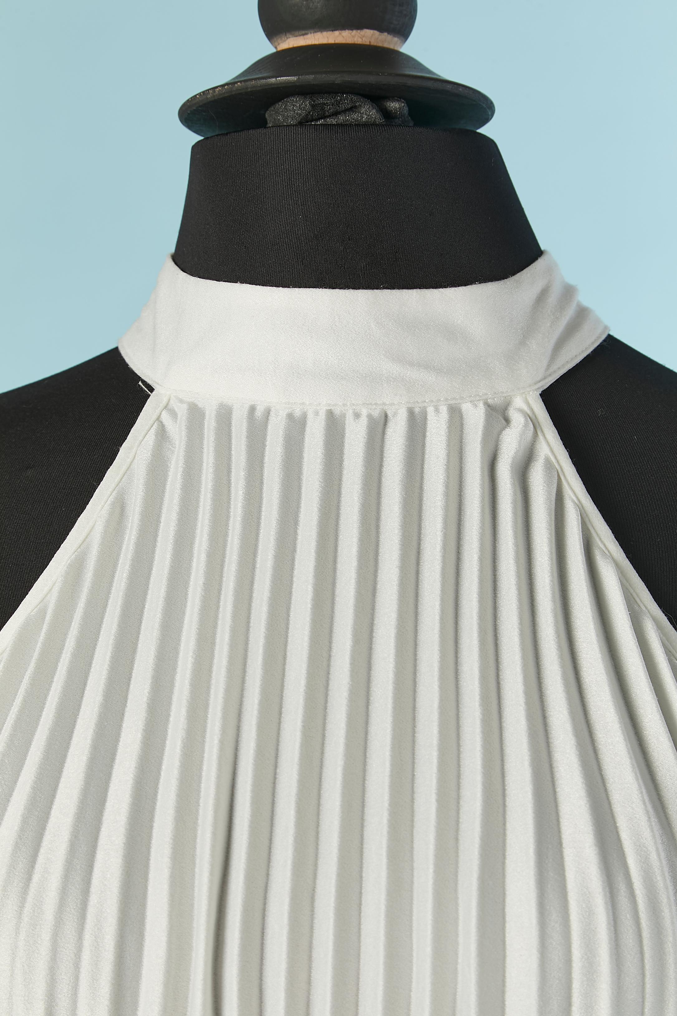 Weißes Polyester-Satin-Sonnenfarbenes plissiertes Kleid mit Gürtel (Grau) im Angebot