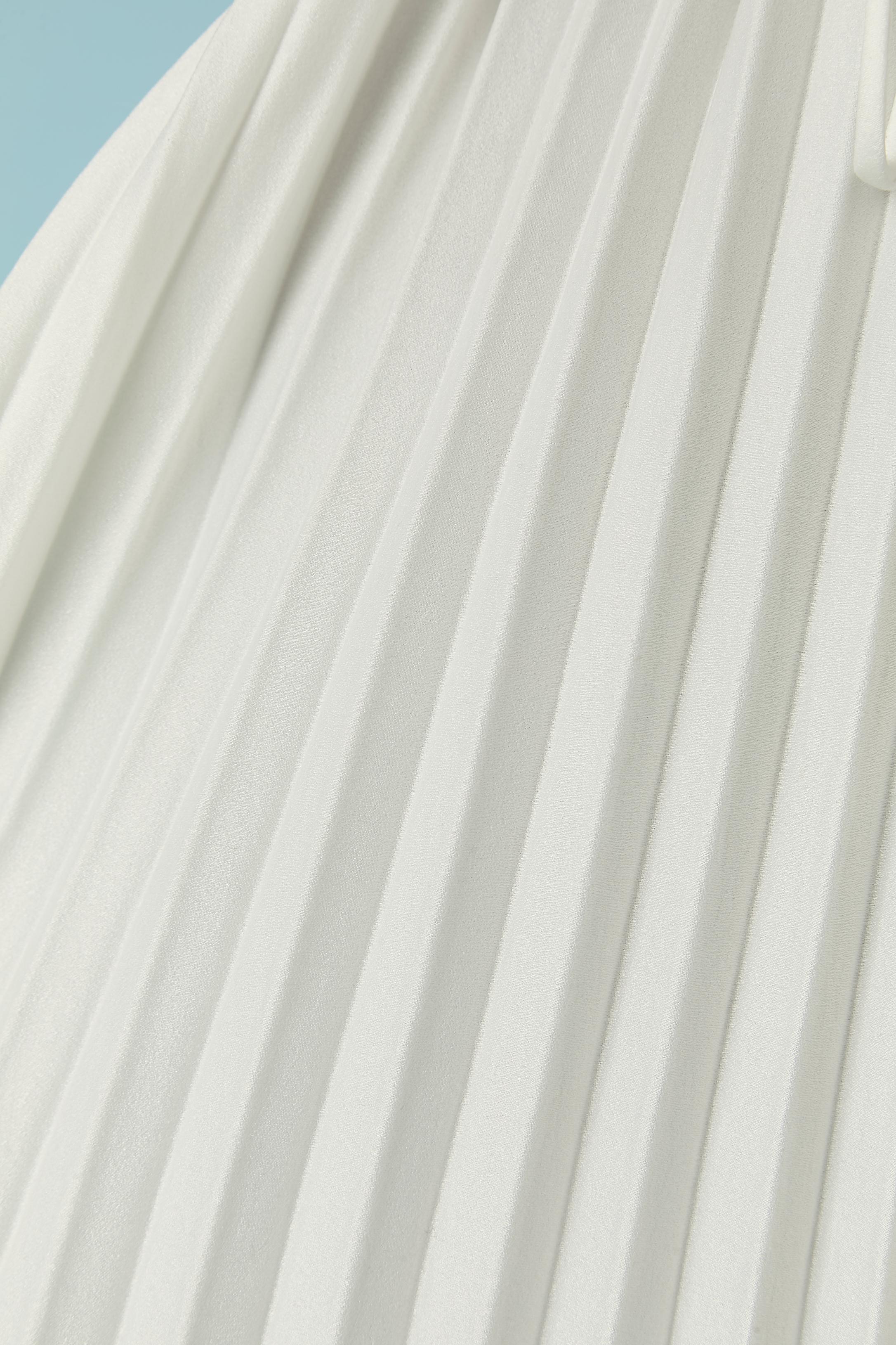 Weißes Polyester-Satin-Sonnenfarbenes plissiertes Kleid mit Gürtel Damen im Angebot