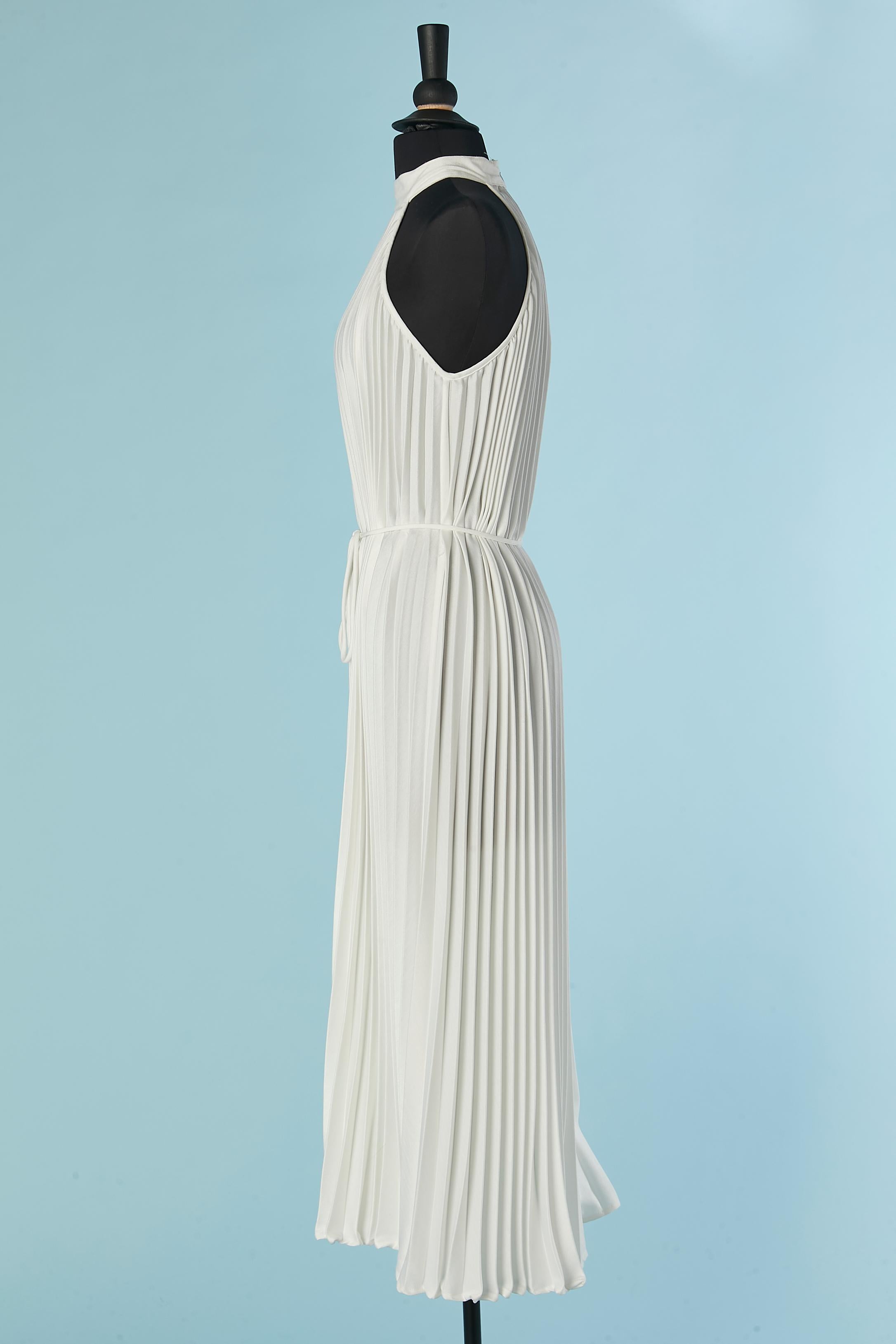 Weißes Polyester-Satin-Sonnenfarbenes plissiertes Kleid mit Gürtel im Angebot 1