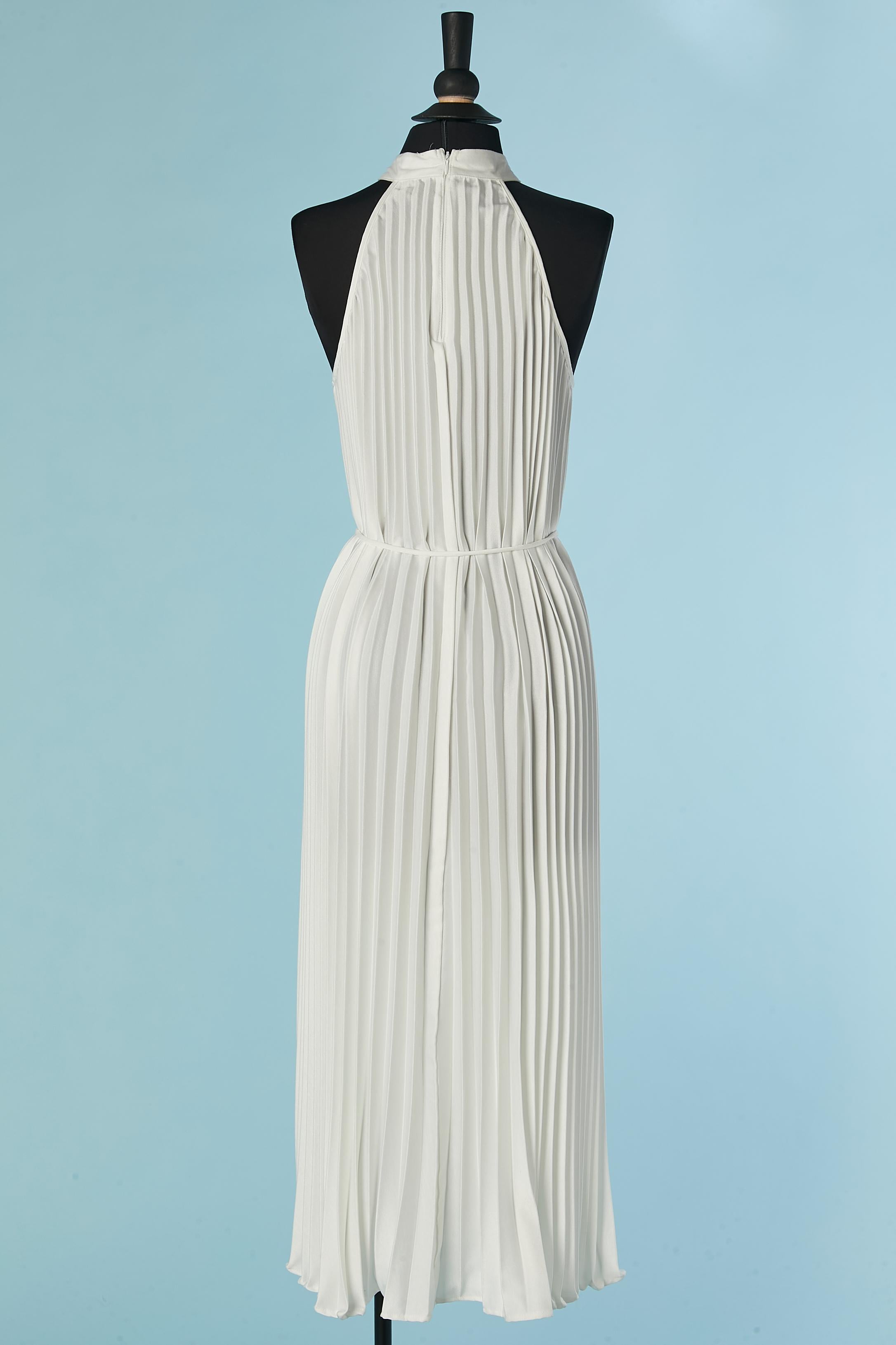 Weißes Polyester-Satin-Sonnenfarbenes plissiertes Kleid mit Gürtel im Angebot 2