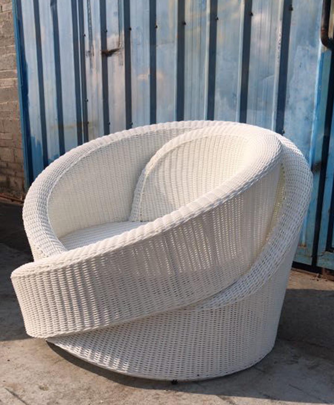 Modern White Polyethylene Waterproof  Rattan Outdoor Indoor Knotty Armchair with pillow For Sale