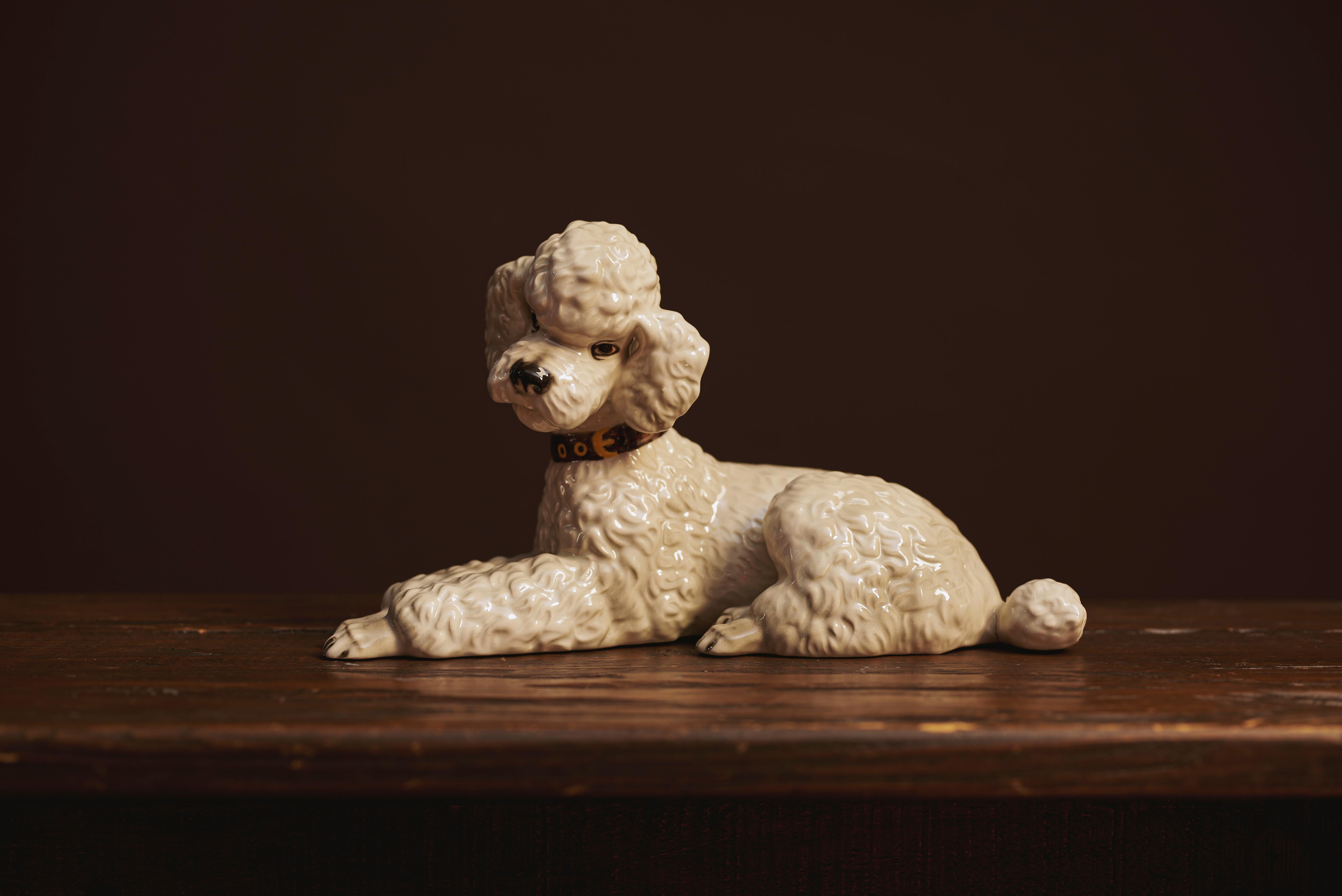 Keramos White Poodle Sculpture – Design by Ina Eisenbeisser-Fuchs, Vienna, 1963 – Model No. 5139, Lying

Large lying poodle sculpture from the renowned Keramos Vienna Art Ceramics and Porcelain Manufactory, designed in 1963 by ceramic artist Mag.