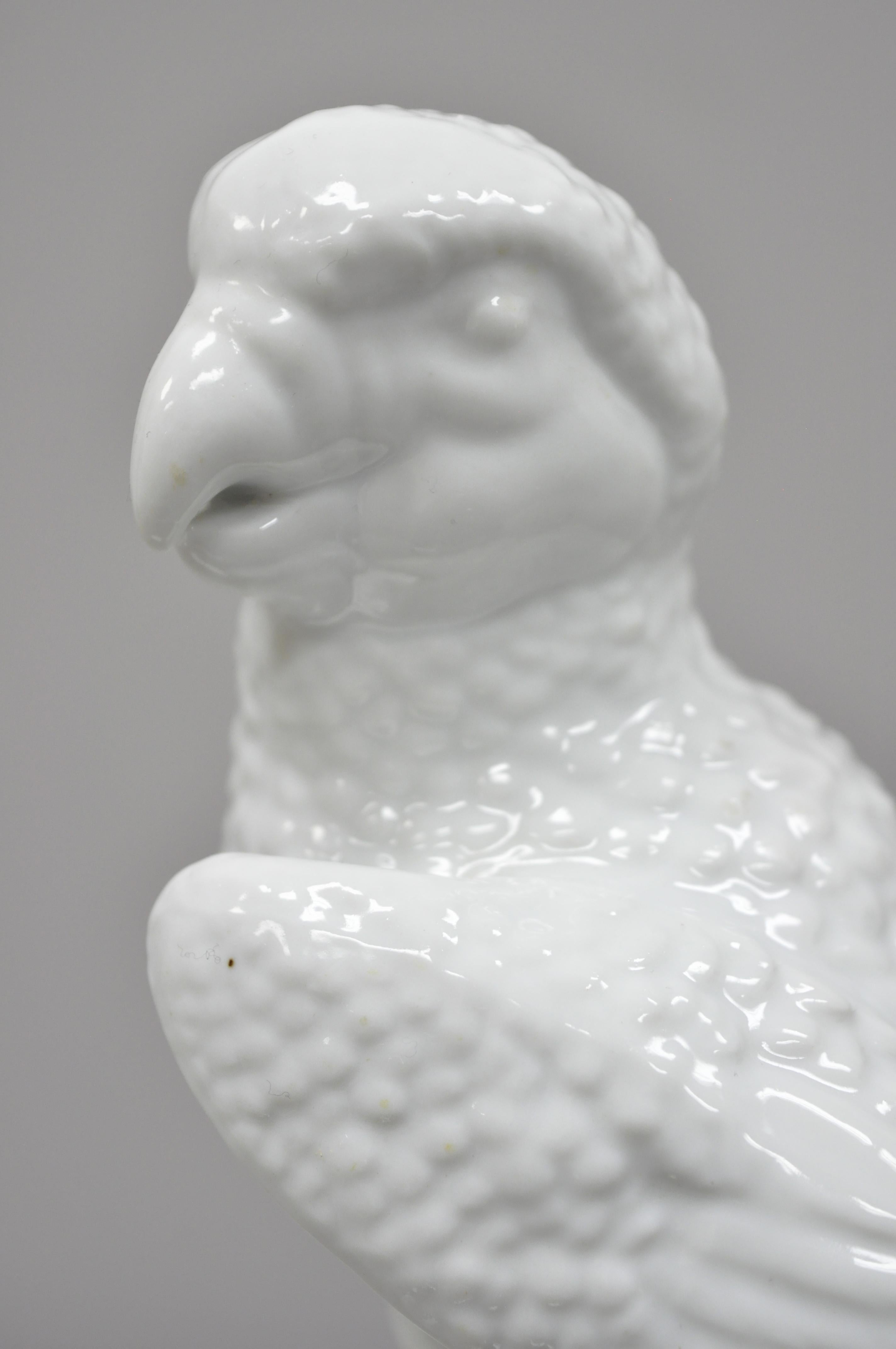 Weißes Porzellan Papagei Figur Statue 5 Point Crown N Capodimonte oder Deutsch (Hollywood Regency) im Angebot