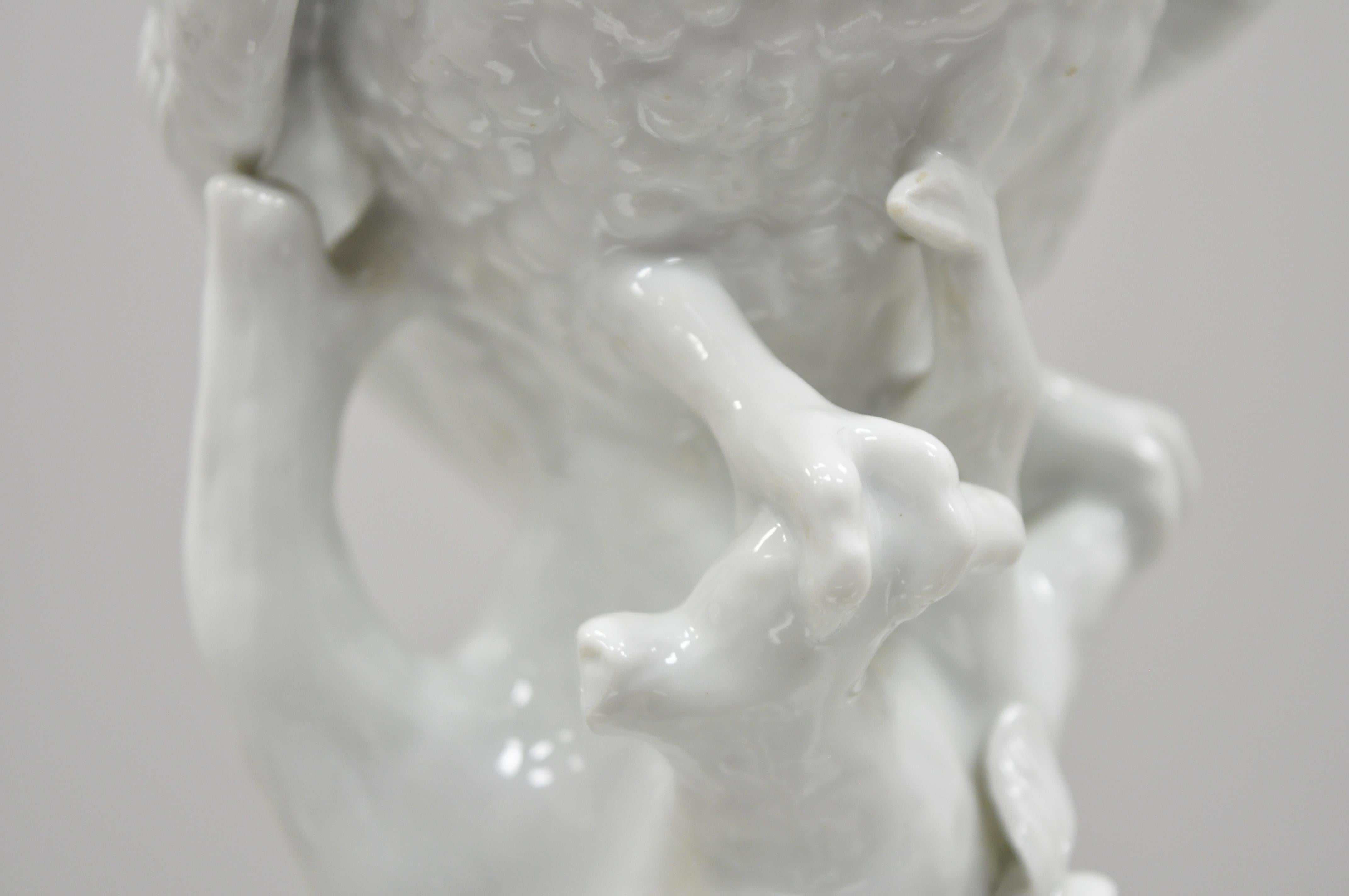 Weißes Porzellan Papagei Figur Statue 5 Point Crown N Capodimonte oder Deutsch (20. Jahrhundert) im Angebot