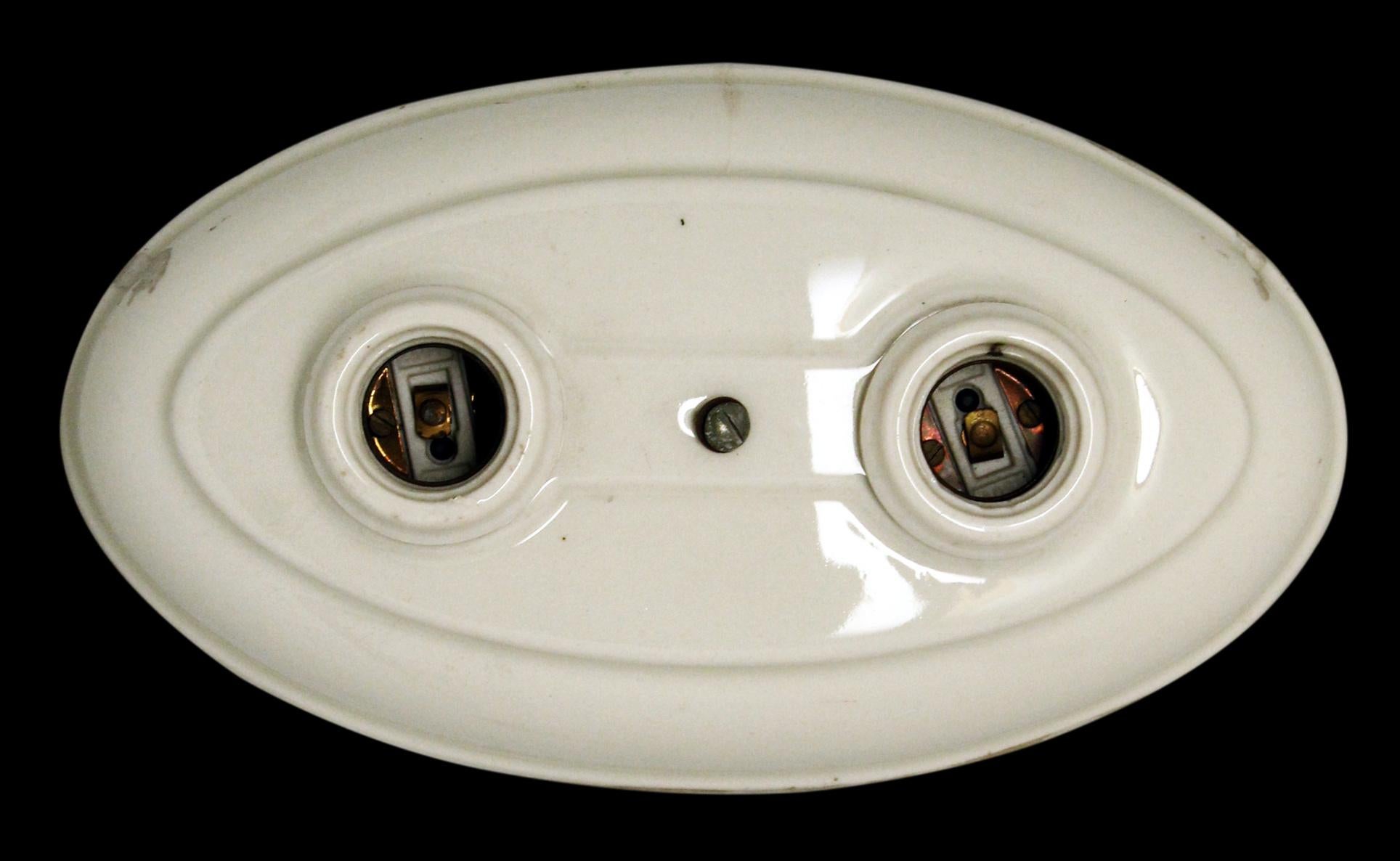 Lampada da incasso dei primi del Novecento realizzata in ceramica bianca con finitura in porcellana.  Richiede due lampadine standard di tipo Edison a base media che sono esposte. Pulito e restaurato. Buone condizioni con usura superficiale dovuta