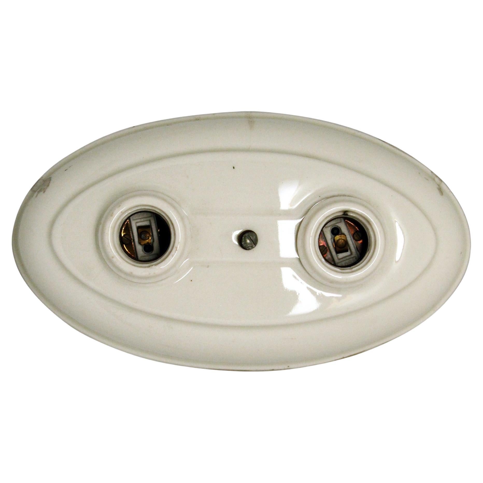 Porcellana bianca, 2 lampadine a vista per montaggio ad incasso in vendita