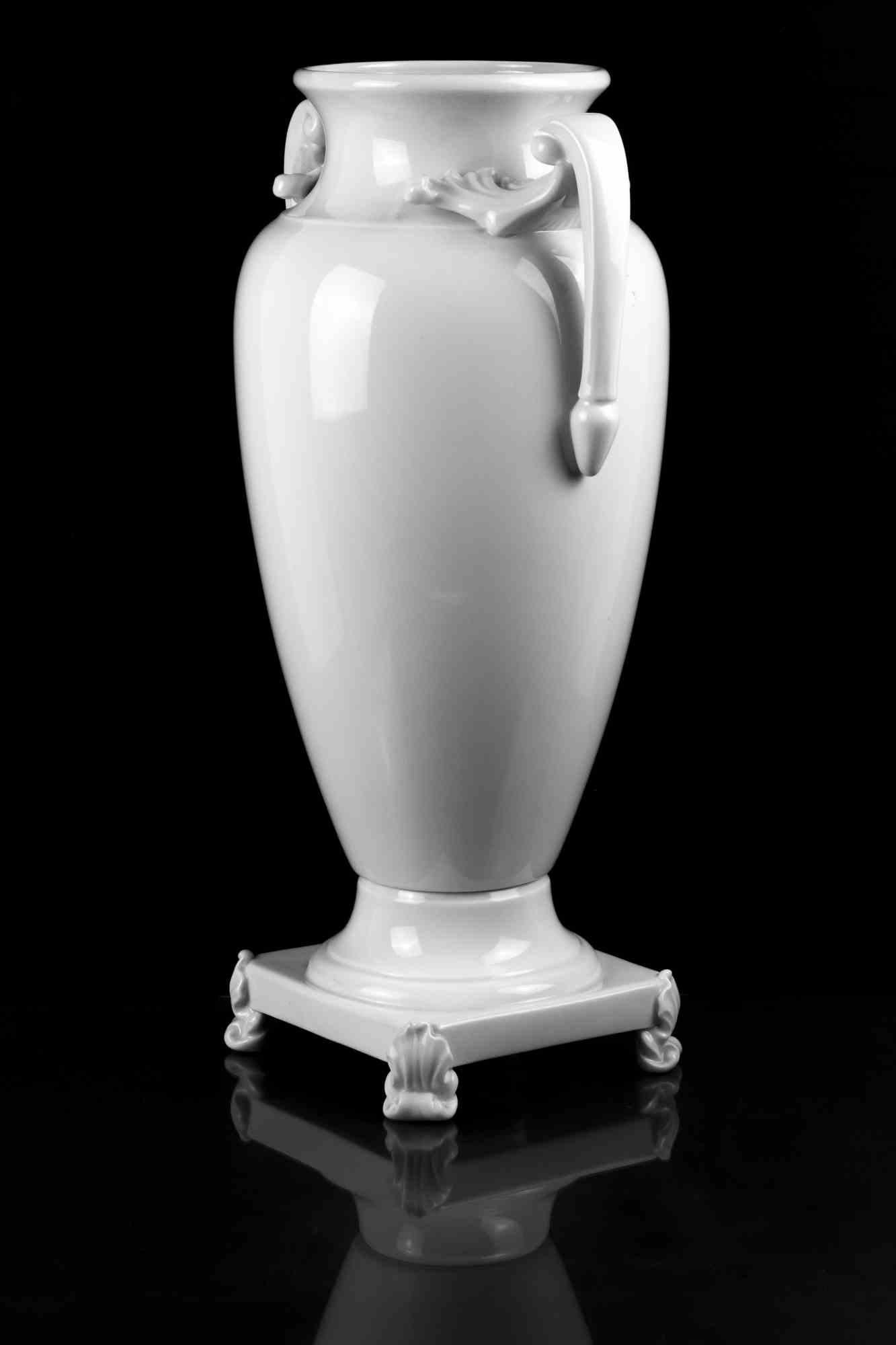 White porcelain amphora is an original decorative object realized in the 1970s.

Made in Italy.

The work has been realize in fine white porcelain. The handles are decorated. 

On the base there is the label 