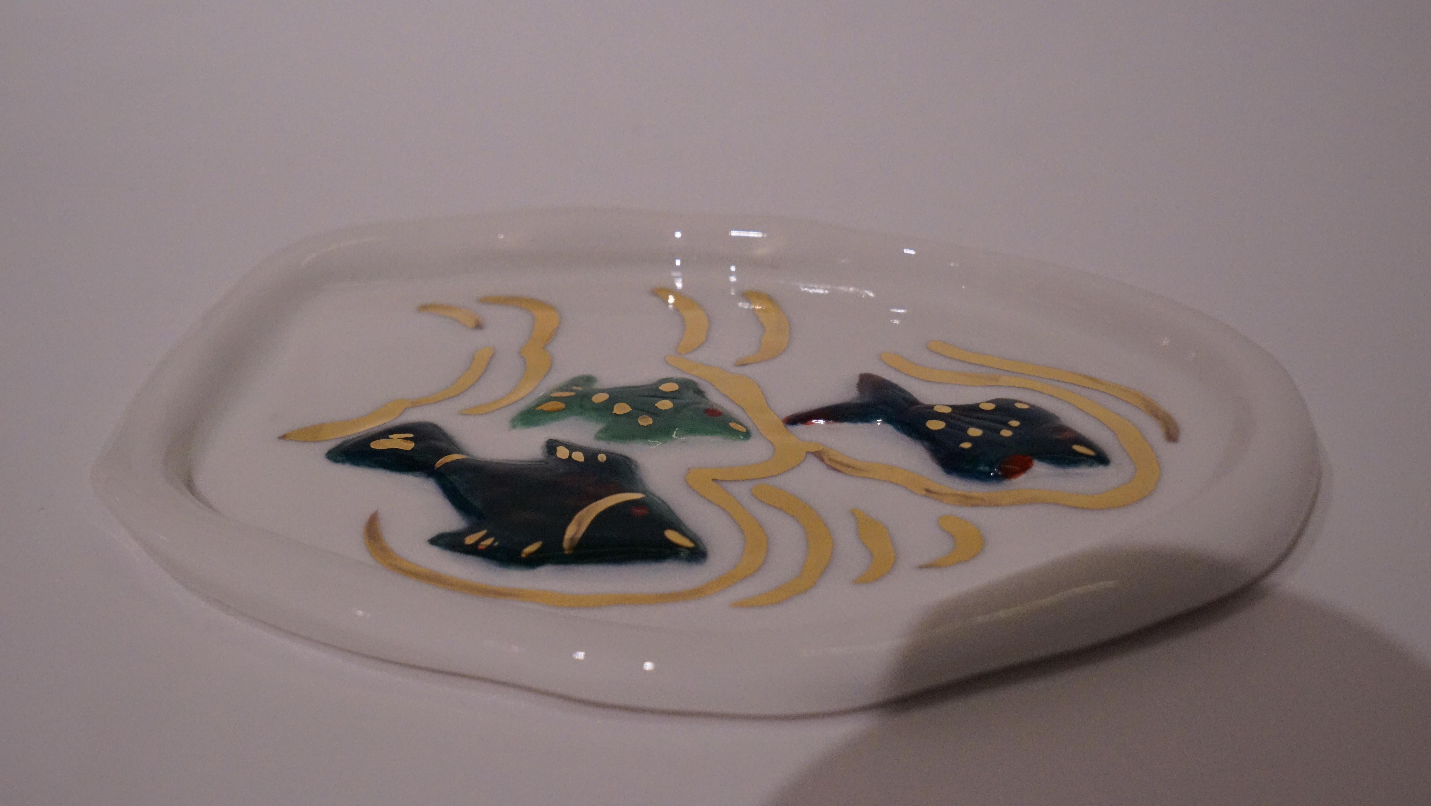 Cenicero de porcelana blanca con pez Hecho a mano por Hania Jneid en venta 5