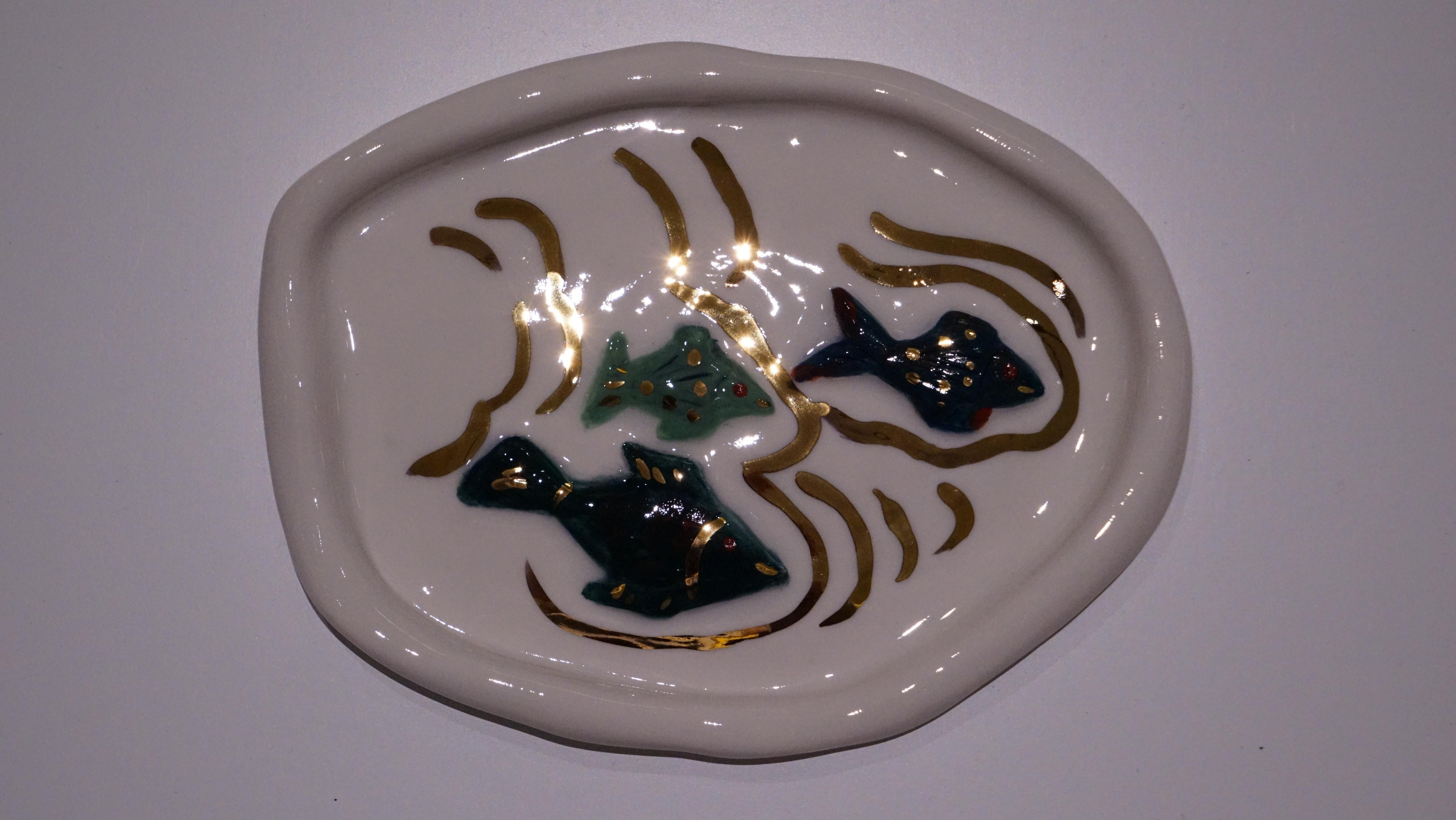 Cenicero de porcelana blanca con pez Hecho a mano por Hania Jneid en venta 7