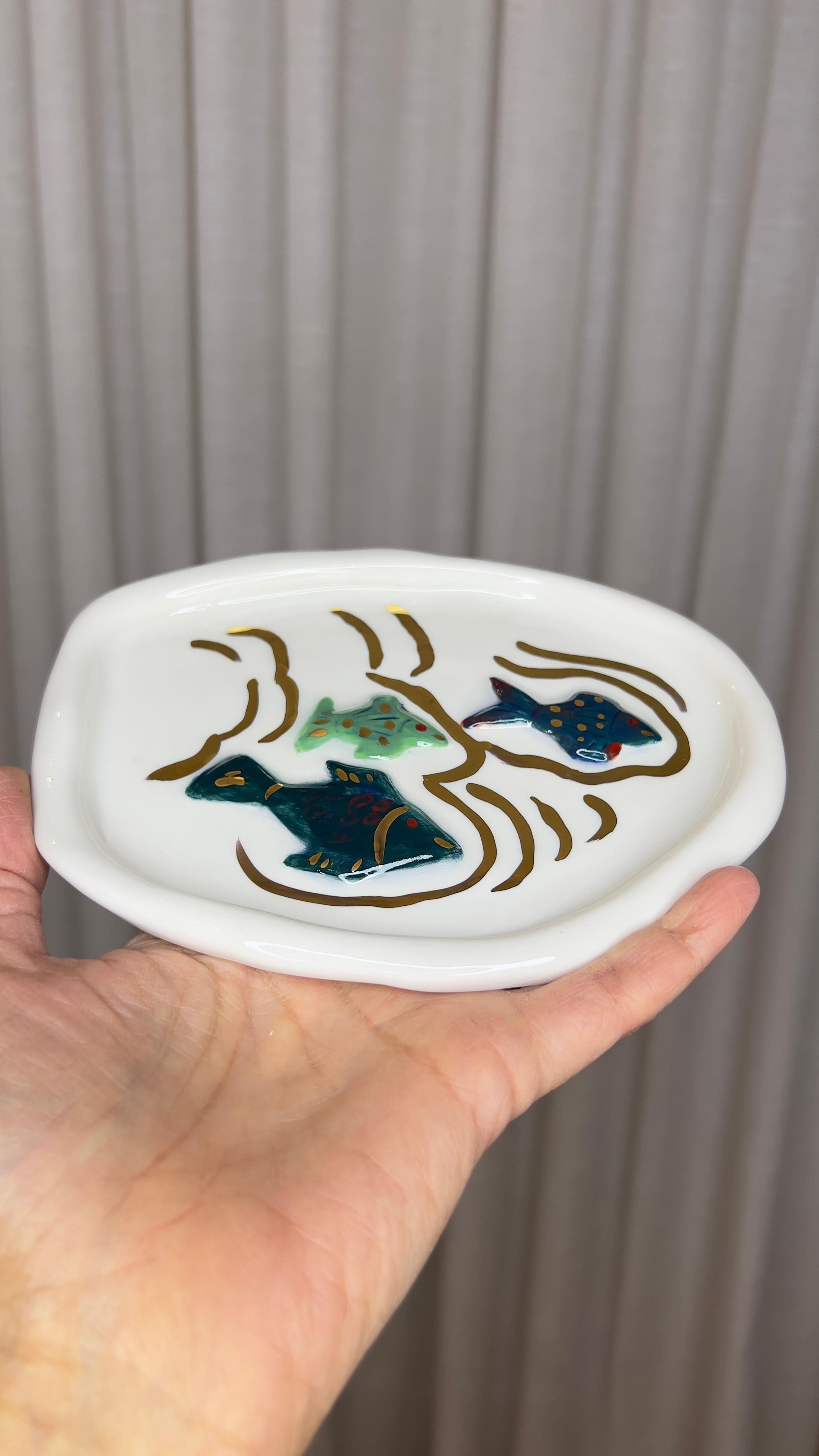 Cenicero de porcelana blanca con pez Hecho a mano por Hania Jneid Posmoderno en venta
