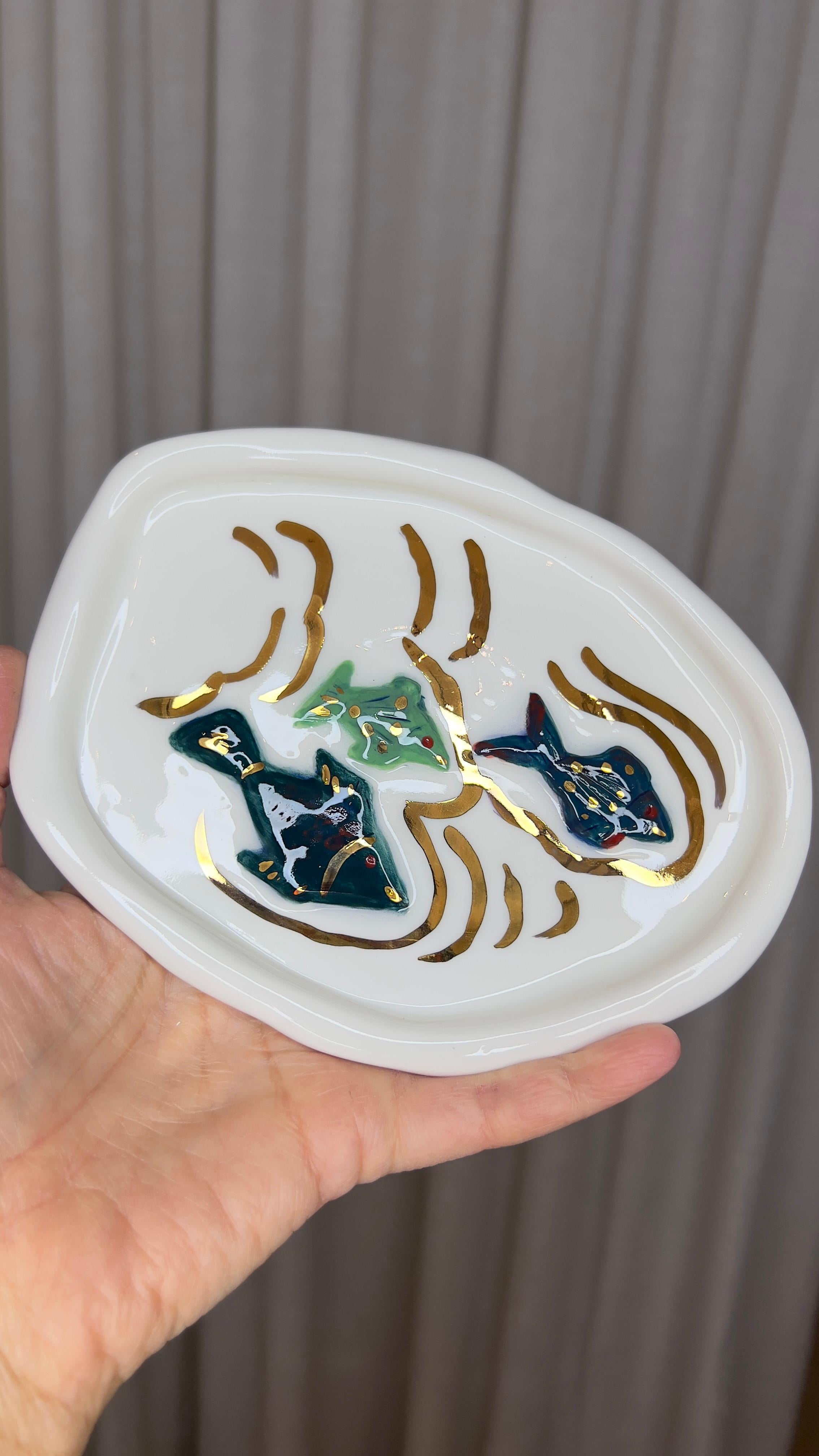 Cenicero de porcelana blanca con pez Hecho a mano por Hania Jneid Español en venta