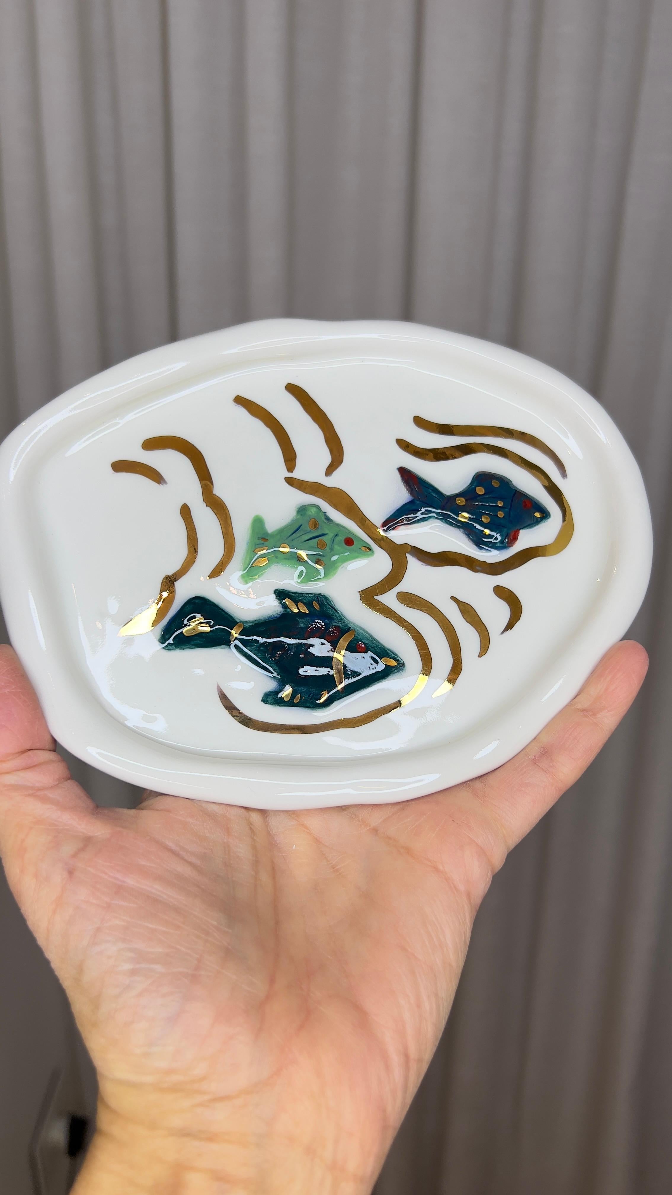 Cenicero de porcelana blanca con pez Hecho a mano por Hania Jneid en Nuevo estado para la venta en BARCELONA, ES