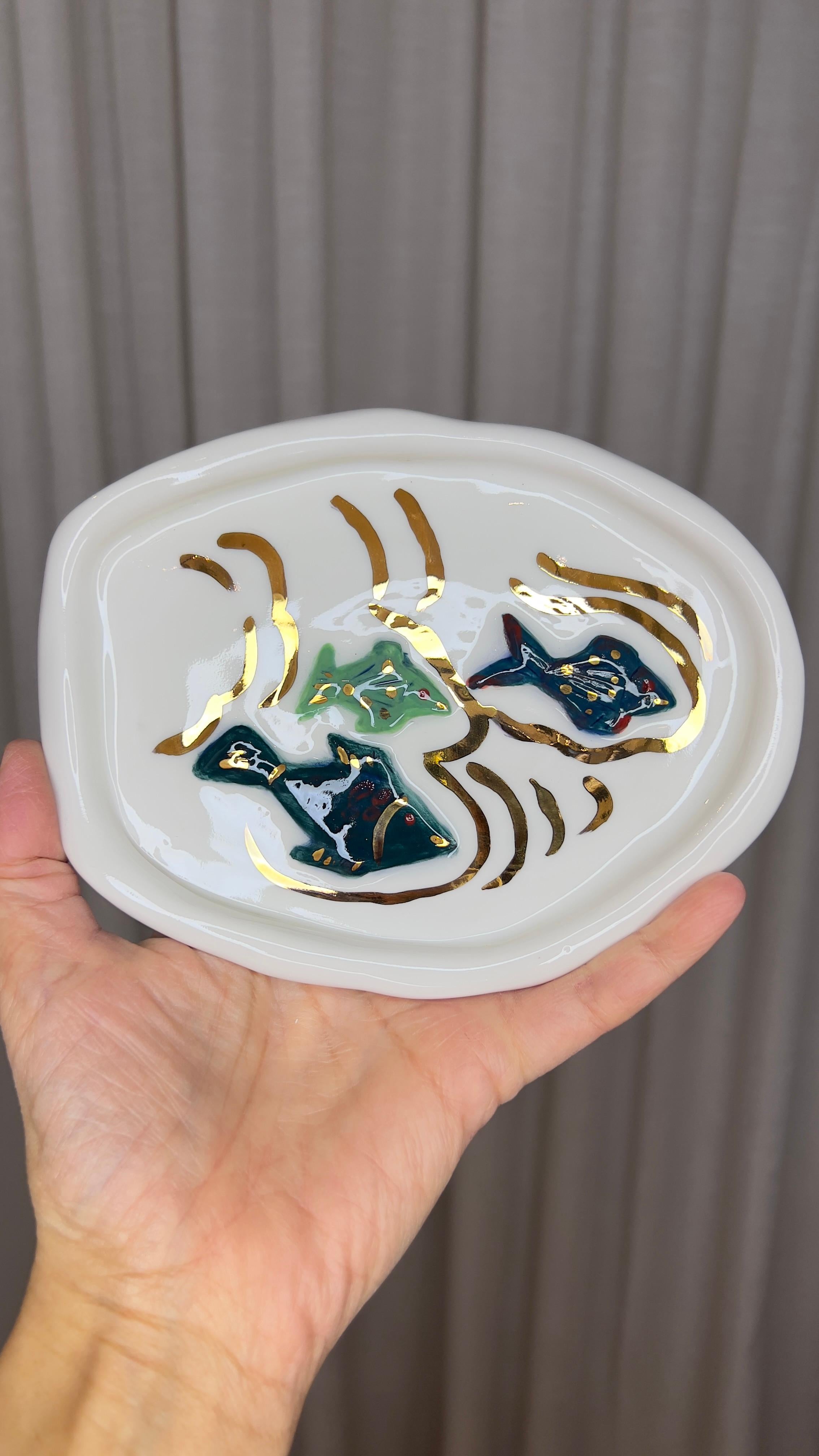 Cenicero de porcelana blanca con pez Hecho a mano por Hania Jneid Siglo XXI y contemporáneo en venta