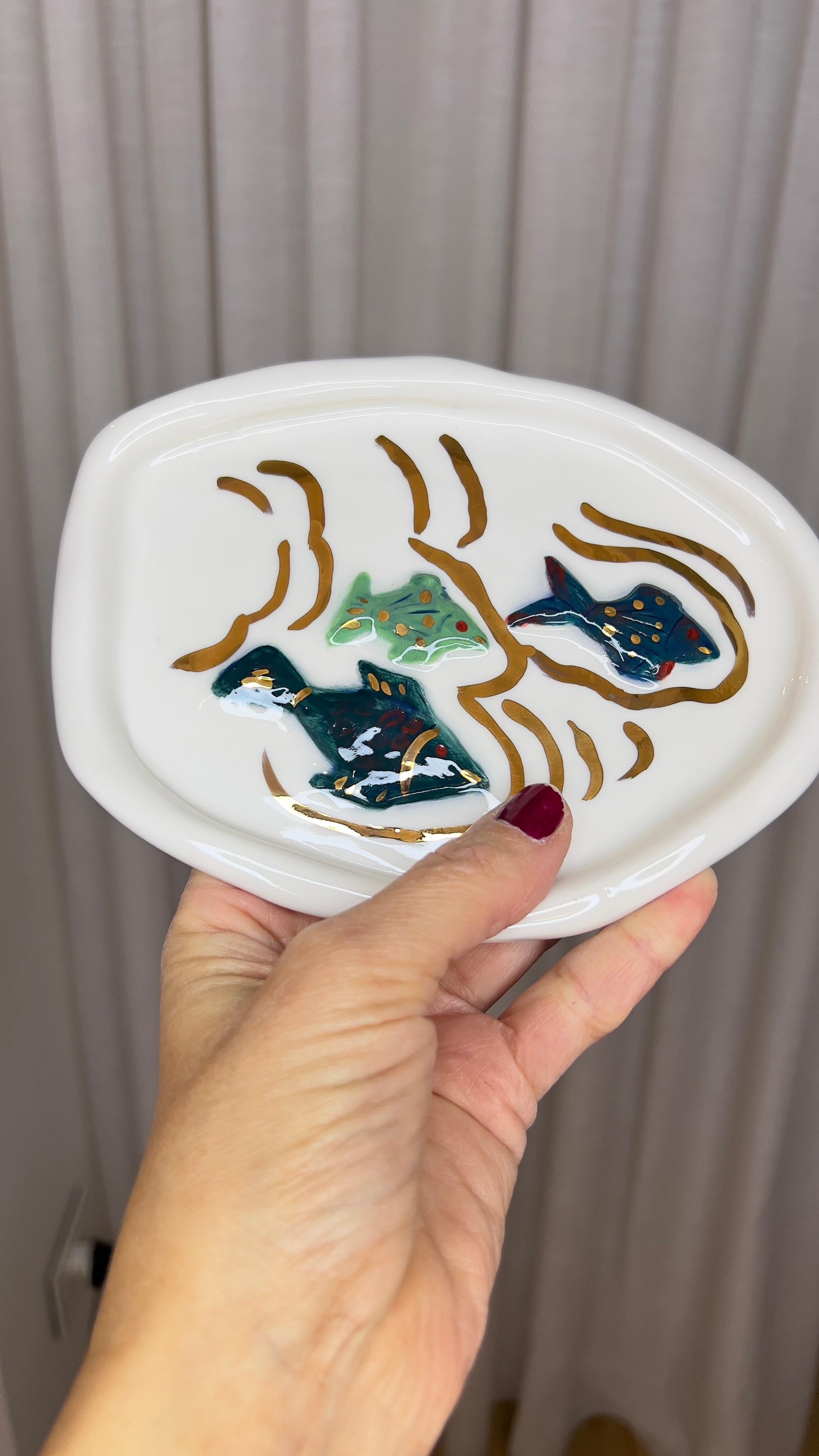 Cenicero de porcelana blanca con pez Hecho a mano por Hania Jneid Porcelana en venta