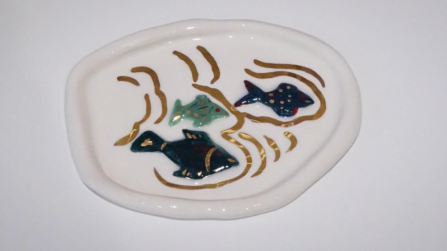 Cenicero de porcelana blanca con pez Hecho a mano por Hania Jneid en venta 1