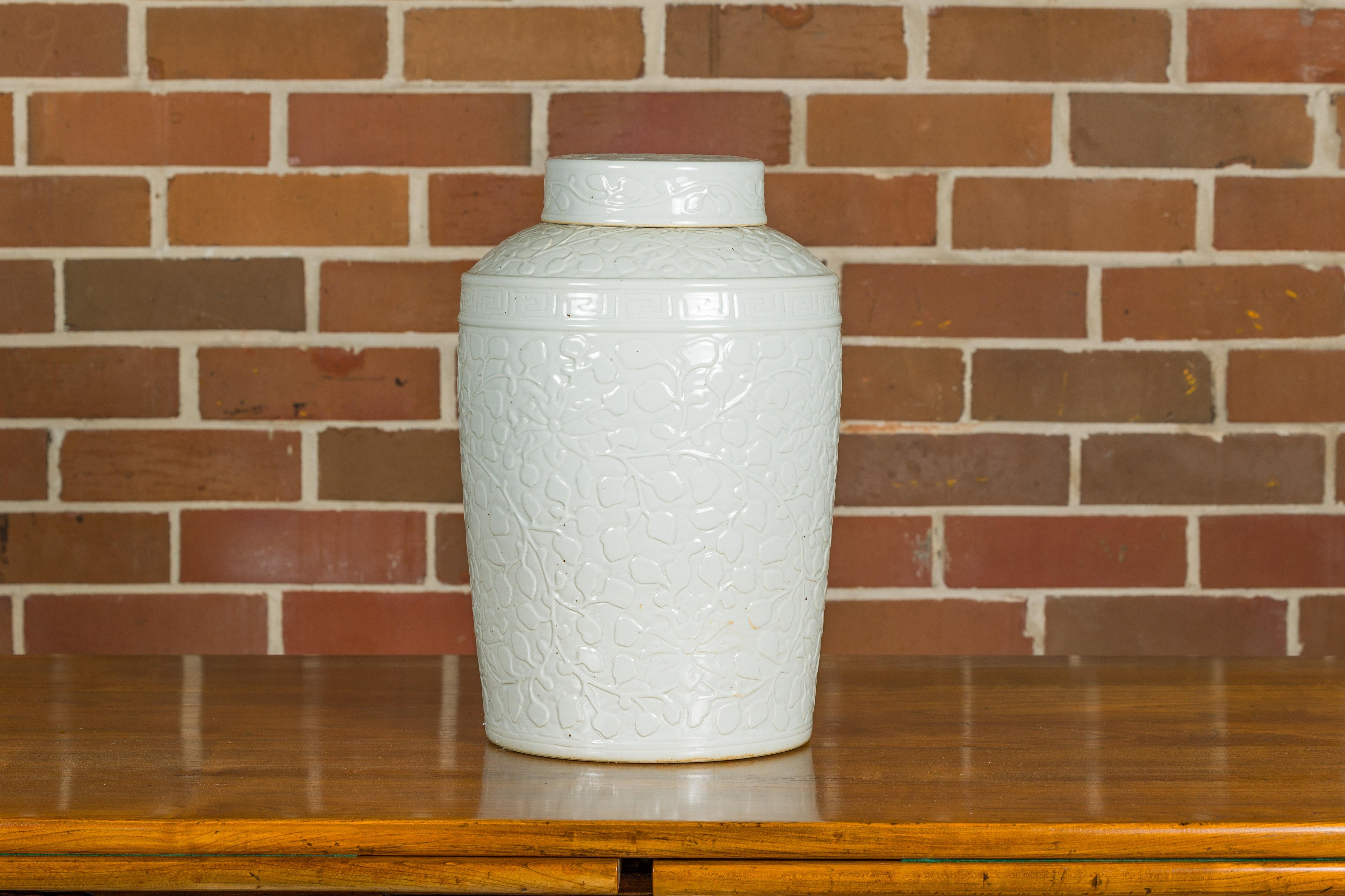 Asiatisches JAR aus weißem Porzellan mit Deckel und Blattwerkmotiven im Zustand „Gut“ im Angebot in Atlanta, GA