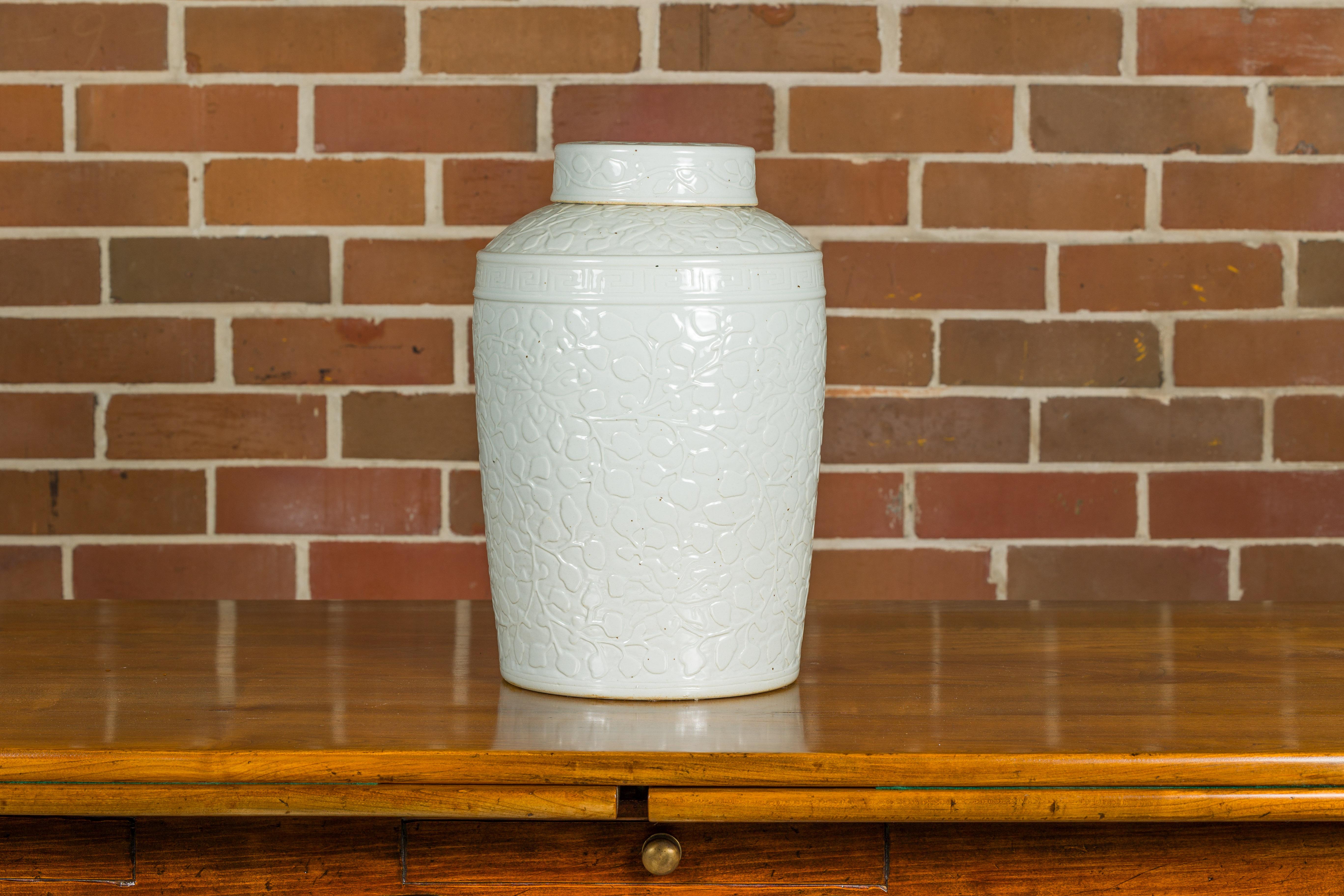 Asiatisches JAR aus weißem Porzellan mit Deckel und Blattwerkmotiven (20. Jahrhundert) im Angebot