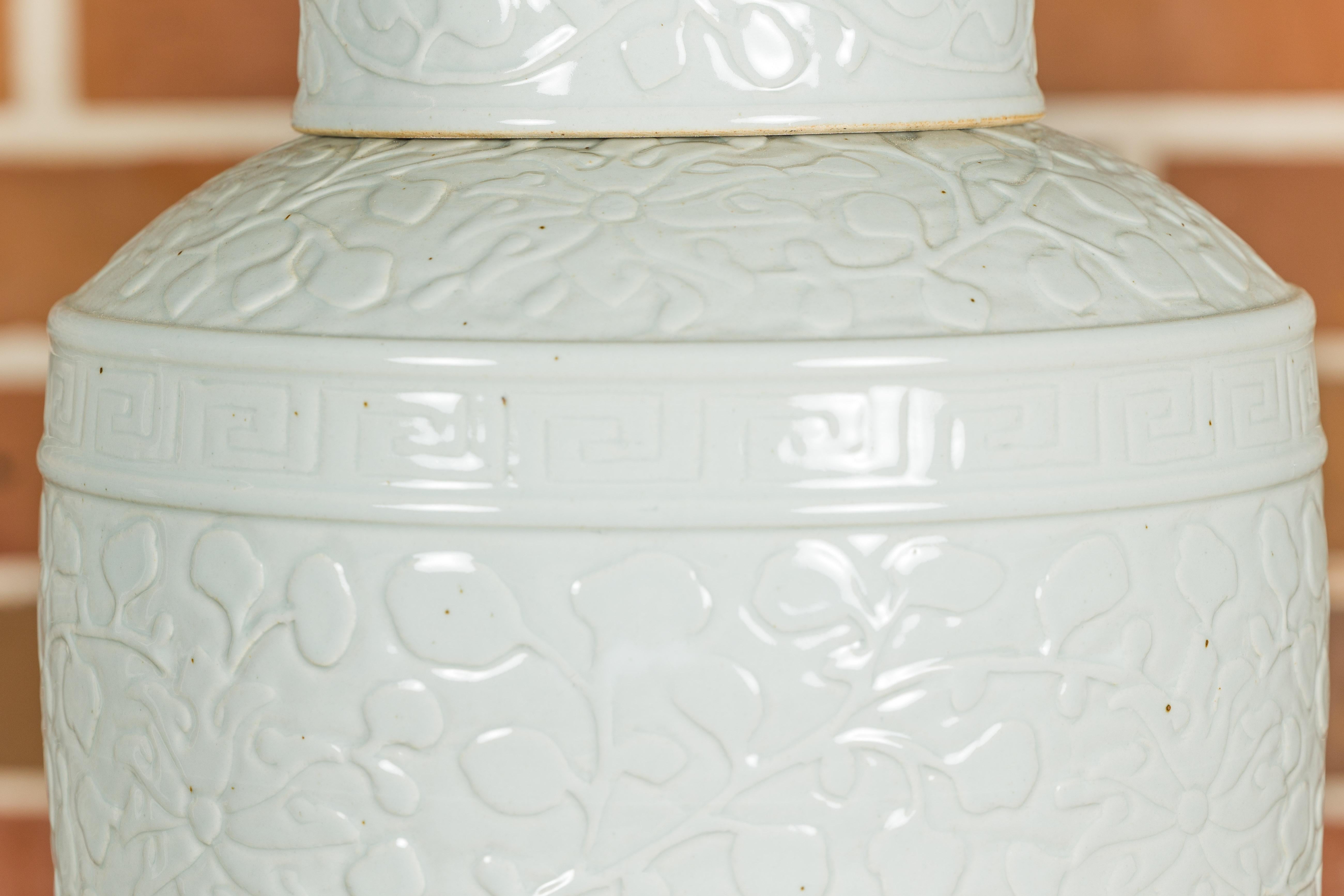 Asiatisches JAR aus weißem Porzellan mit Deckel und Blattwerkmotiven im Angebot 3