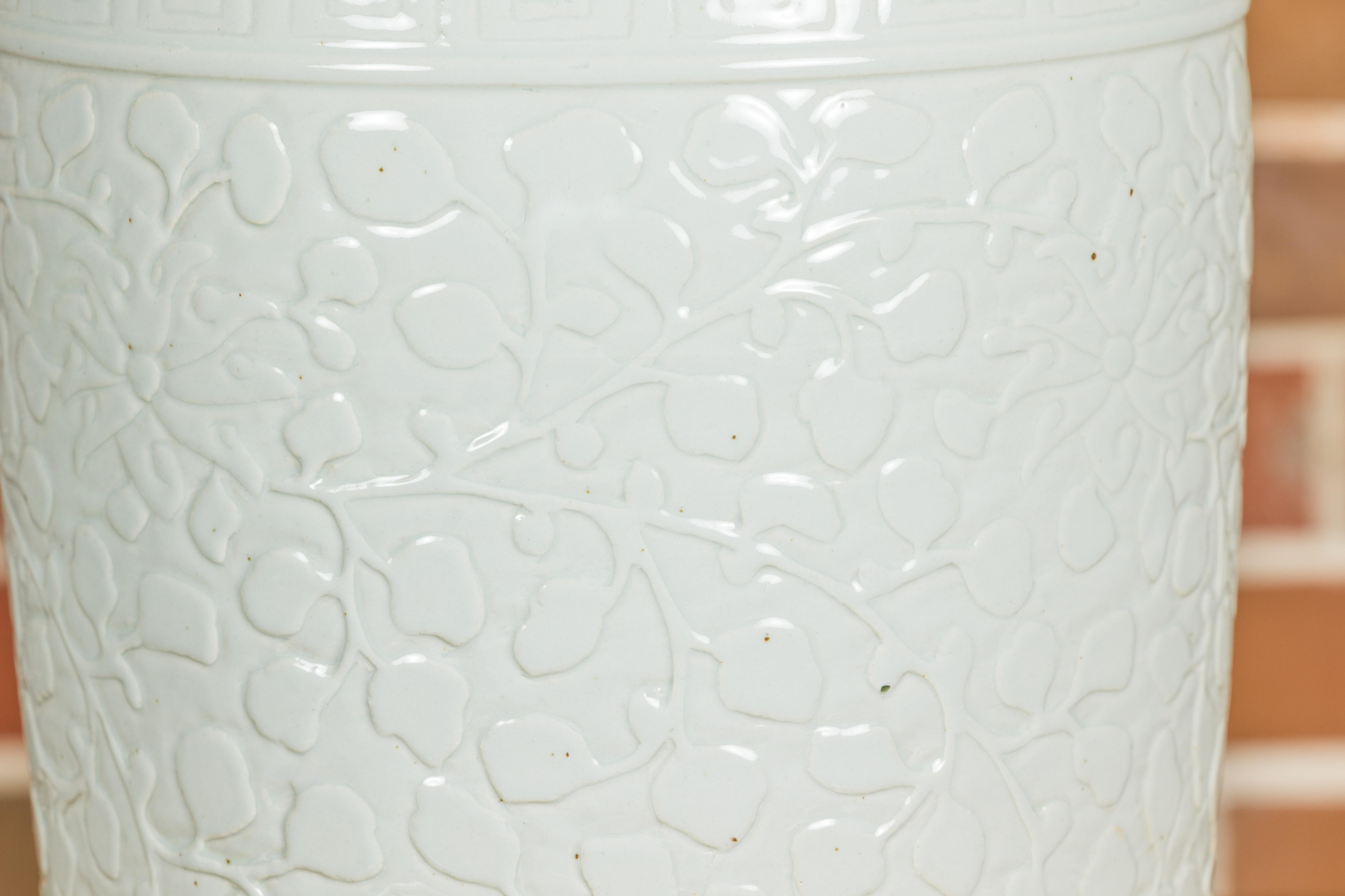 Asiatisches JAR aus weißem Porzellan mit Deckel und Blattwerkmotiven im Angebot 4