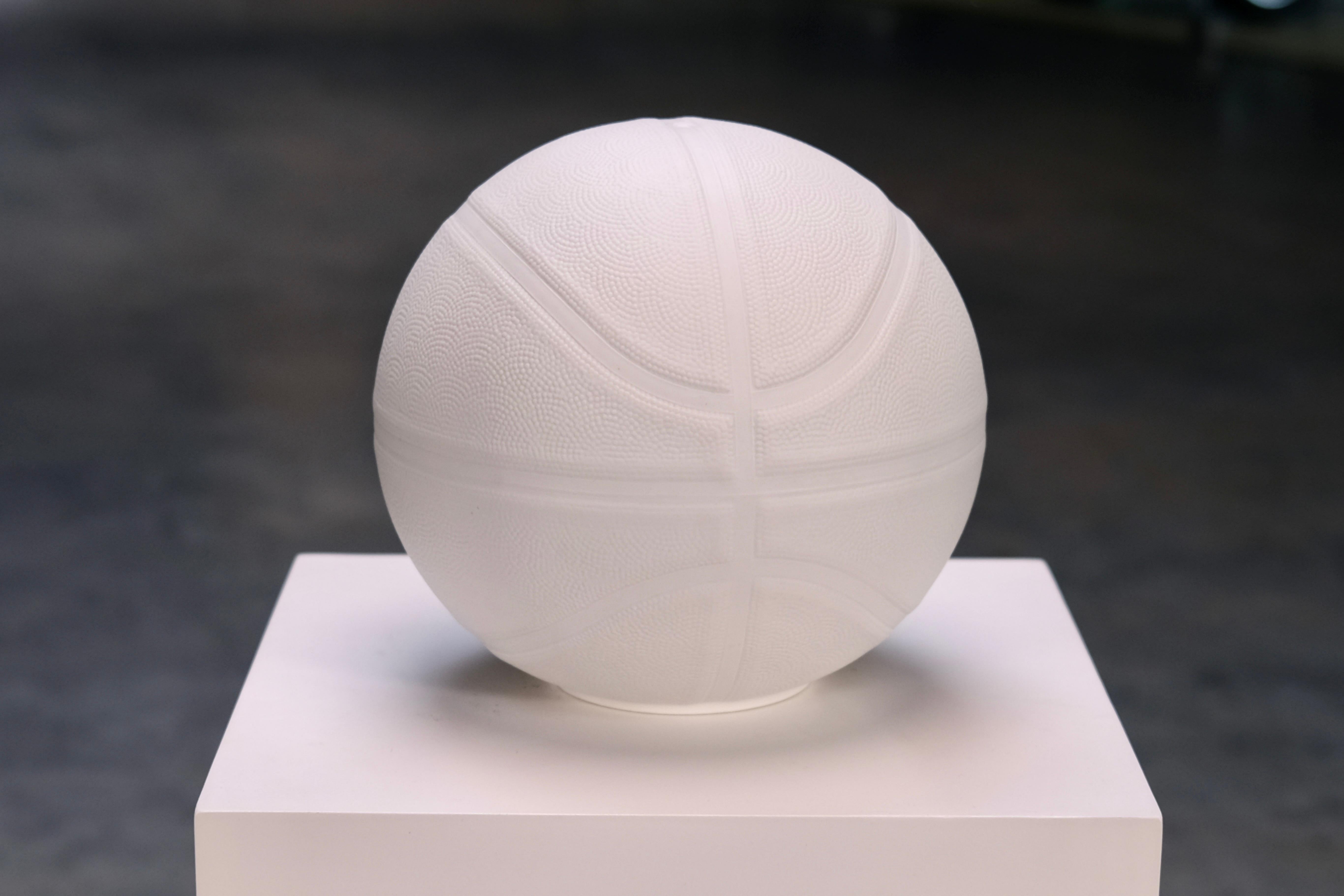 Sculpture de basket-ball en porcelaine - Édition limitée n° 65/100 - Fabriquée à la main à Limoges, France

Élevez votre espace avec une fusion frappante de l'esprit athlétique et de l'art français raffiné. Cette sculpture de basket-ball en