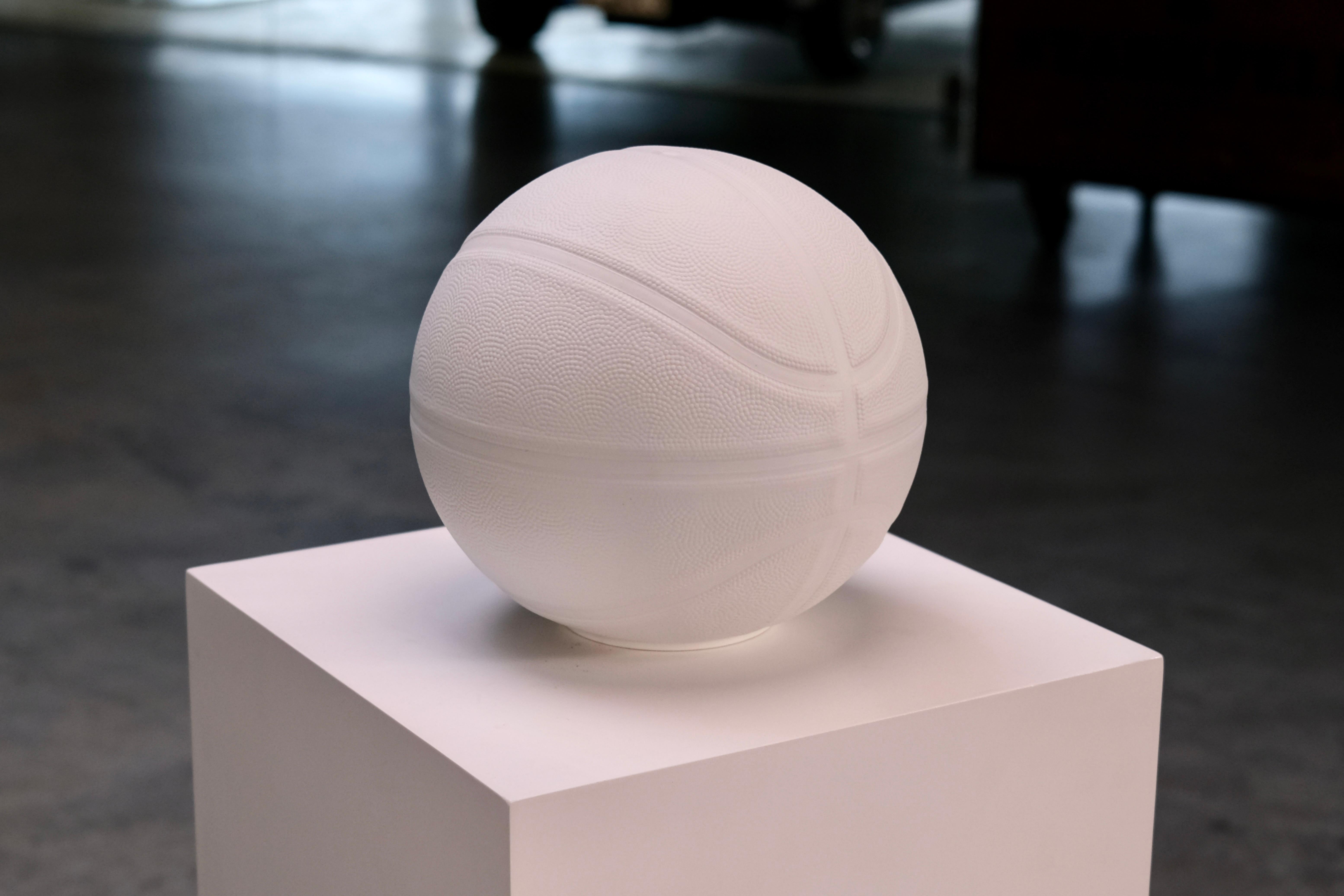 Français Sculpture de basket-ball en porcelaine blanche de NooN, fabriquée à la main à Limoges, France, années 2020 en vente