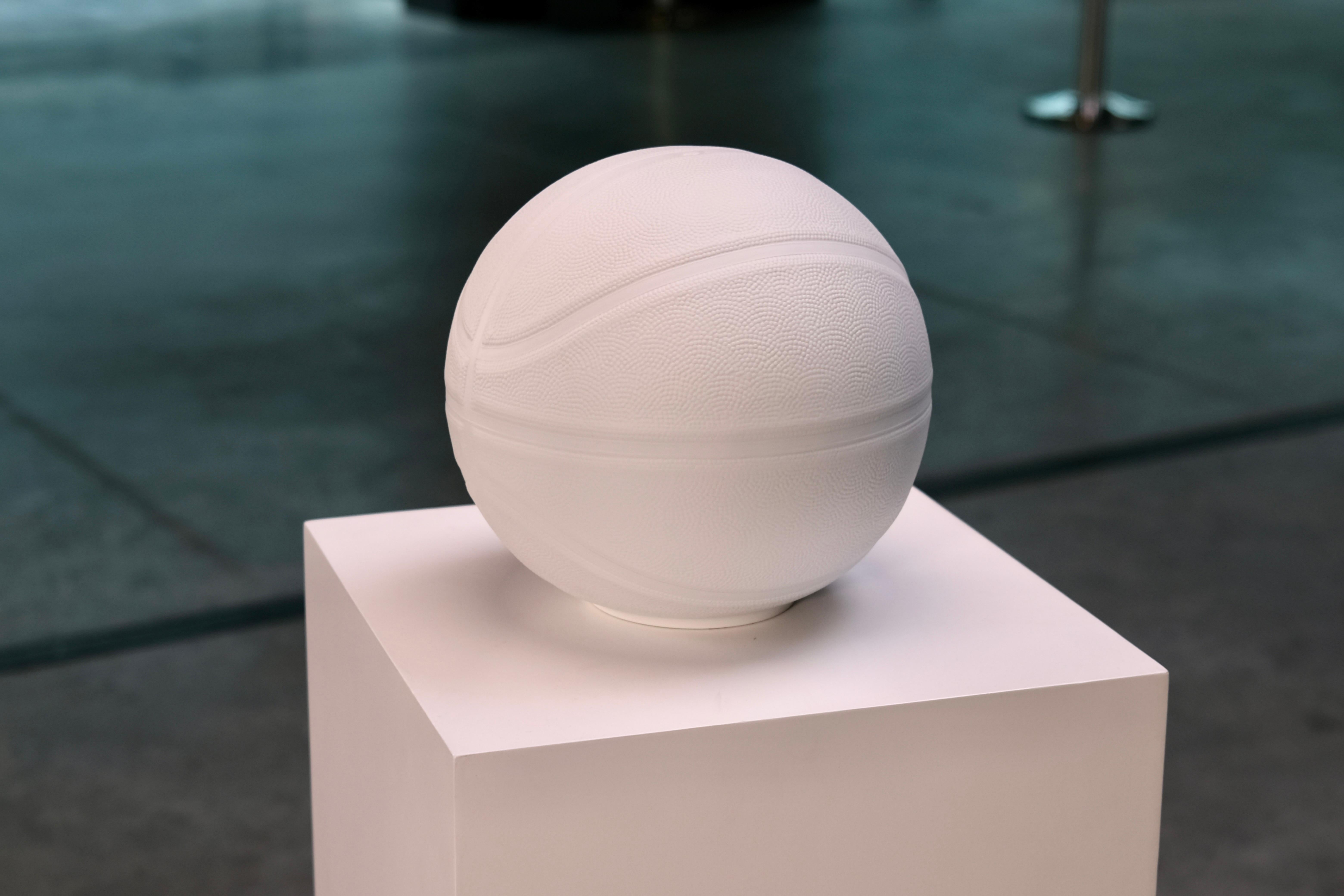 Sculpture de basket-ball en porcelaine blanche de NooN, fabriquée à la main à Limoges, France, années 2020 Excellent état - En vente à Ulm, DE