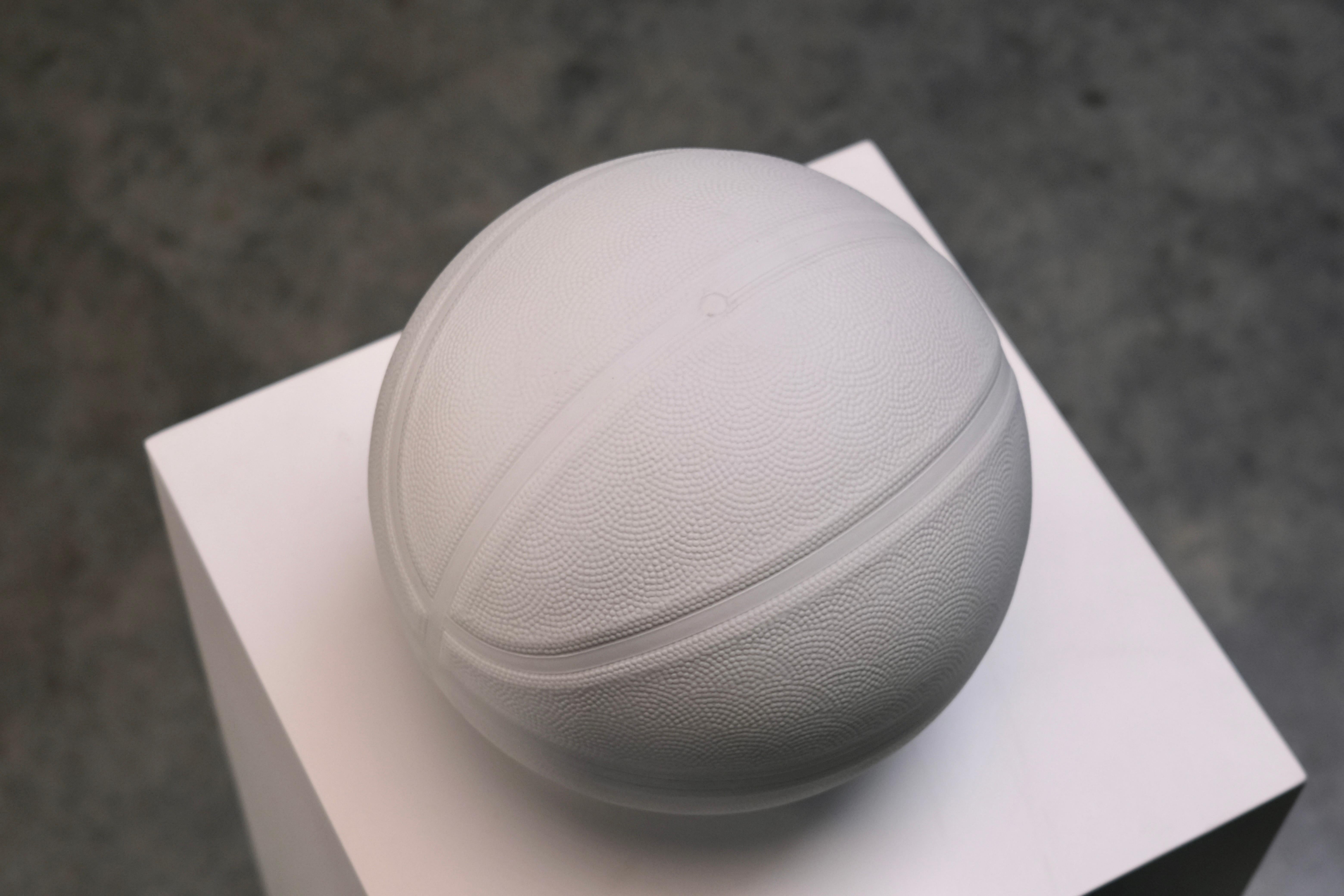 XXIe siècle et contemporain Sculpture de basket-ball en porcelaine blanche de NooN, fabriquée à la main à Limoges, France, années 2020 en vente