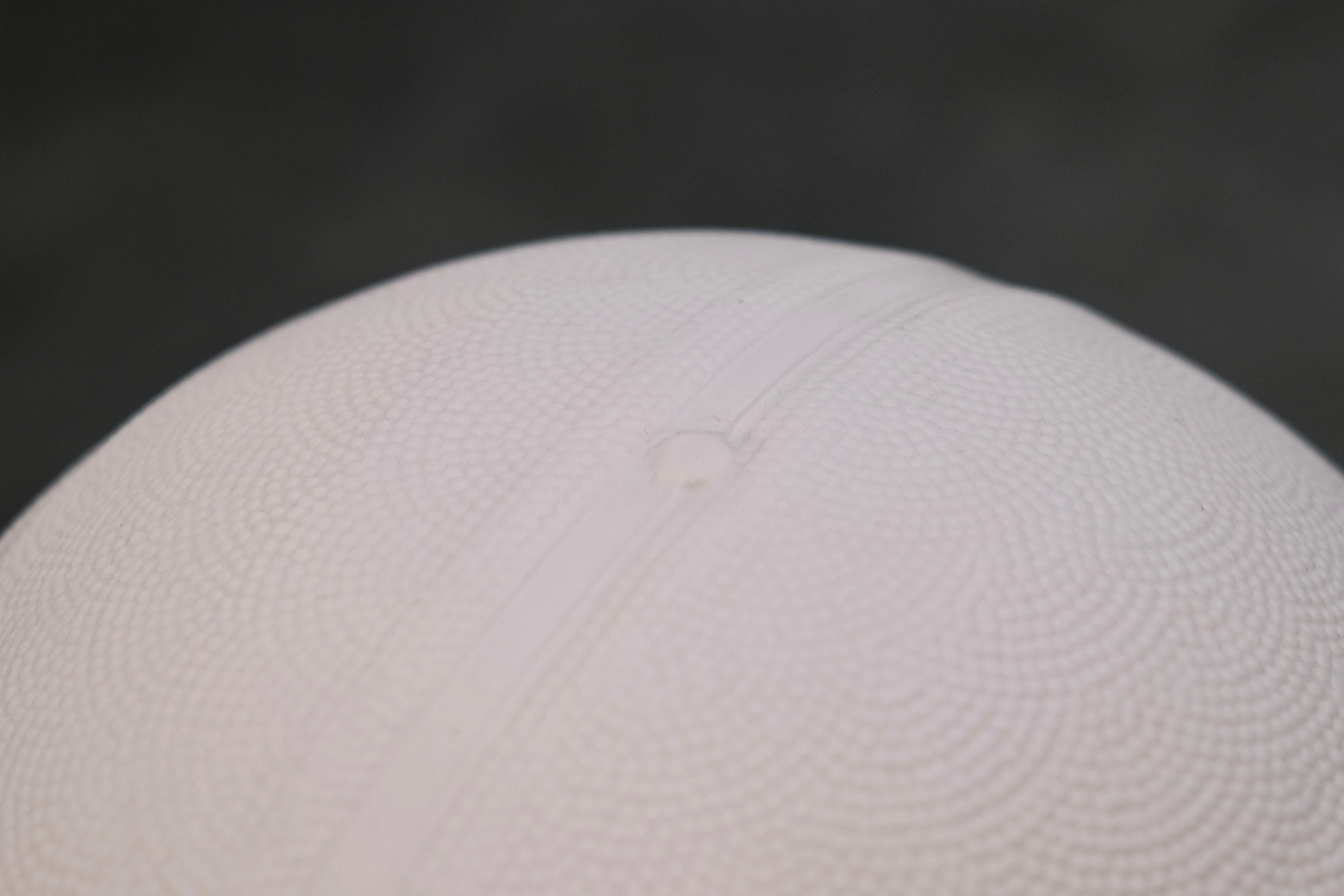 Sculpture de basket-ball en porcelaine blanche de NooN, fabriquée à la main à Limoges, France, années 2020 en vente 1