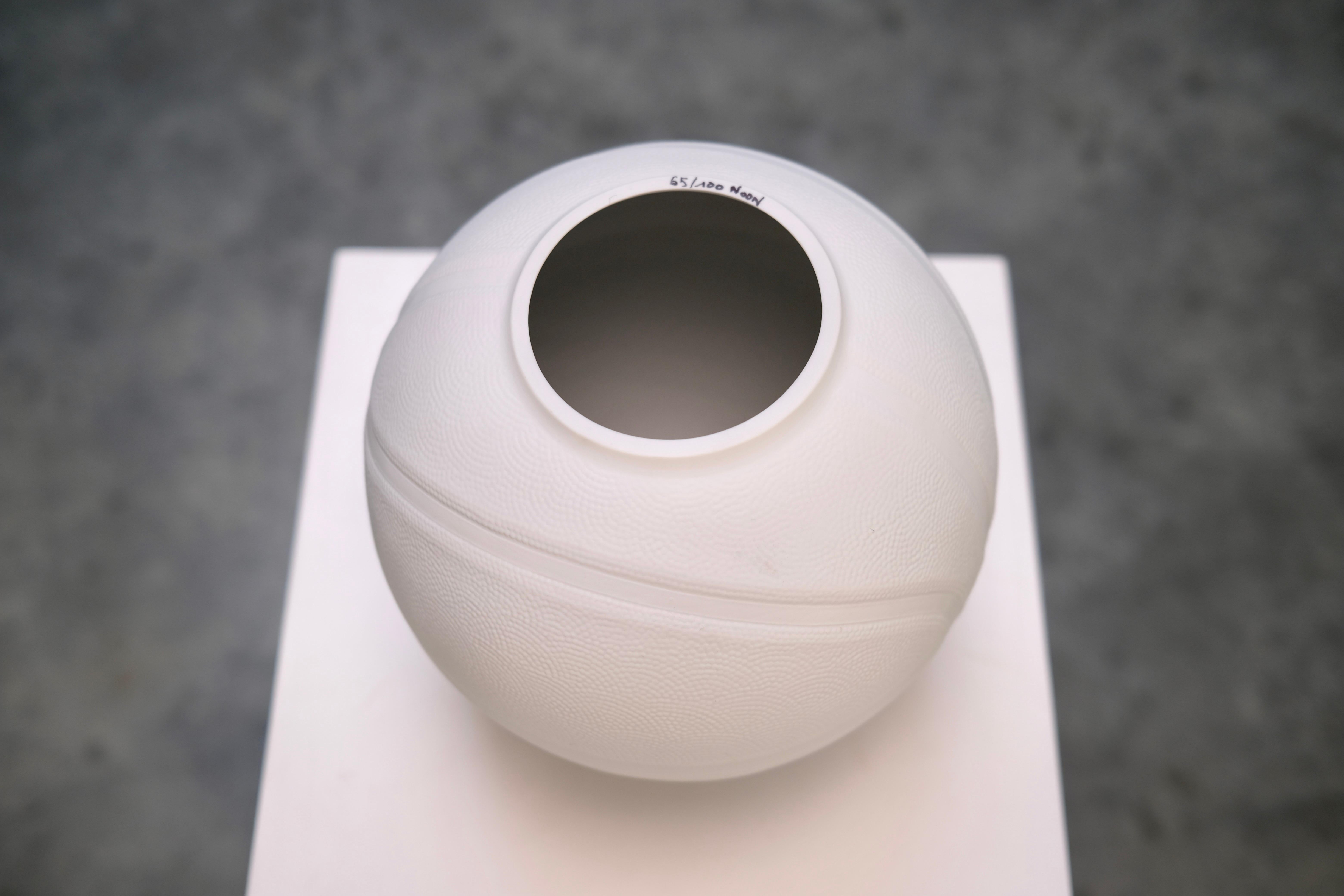 Sculpture de basket-ball en porcelaine blanche de NooN, fabriquée à la main à Limoges, France, années 2020 en vente 2