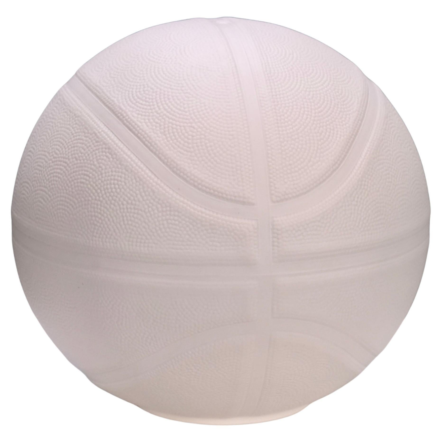 Scultura da basket in porcellana bianca di NooN, realizzata a mano a Limoges, Francia, anni 2020