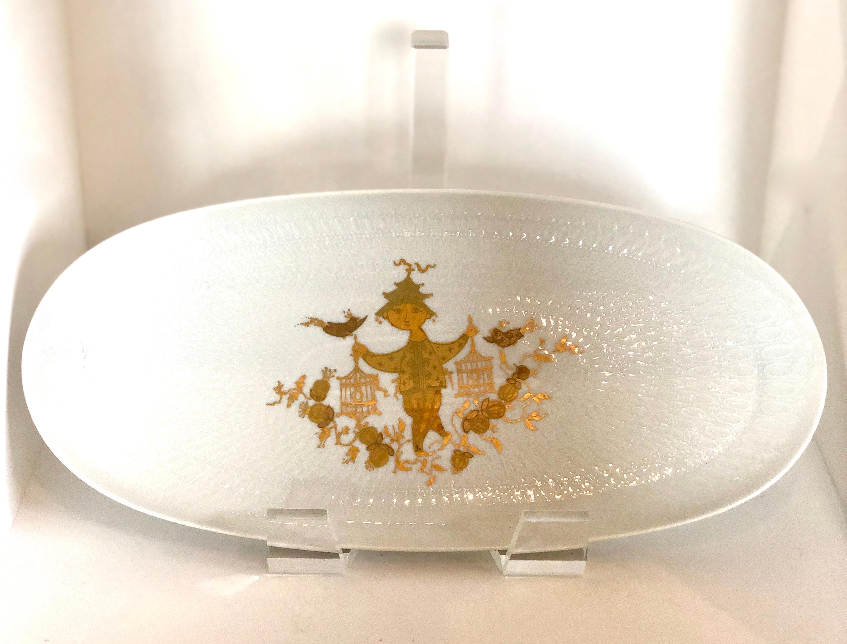 Offered is a signed Mid-Century Modern beautiful white textured porcelain decorative platter with gold leaf Asian / chinoiserie theme by Bjørn Wiinblad for Rosenthal. This decorative chinoiserie themed platter would look beautiful as a decorative