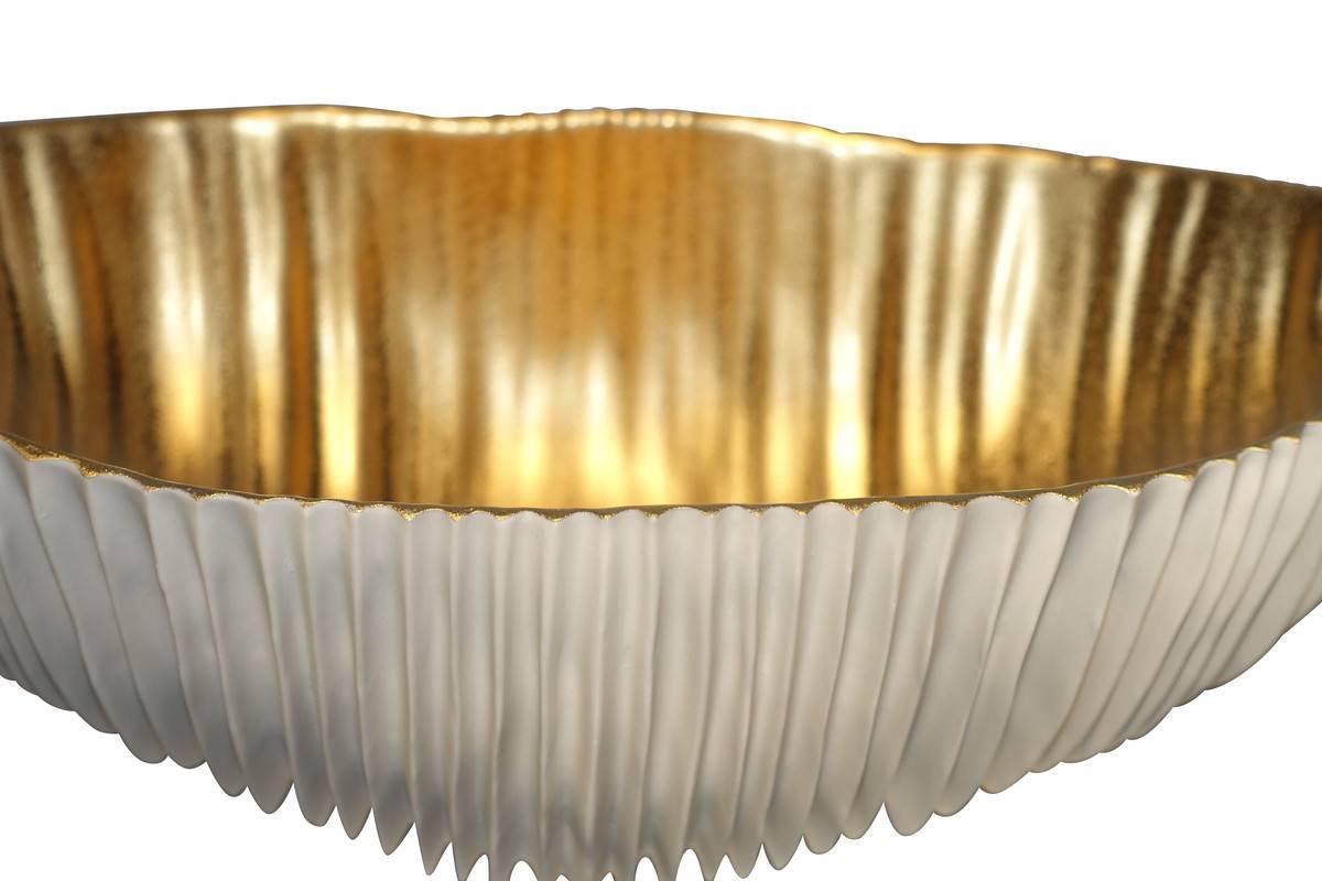 Contemporary Italian oval shaped bowl.
White porcelain exterior with vertical rib decorative detailing.
Gold leaf interior.


 