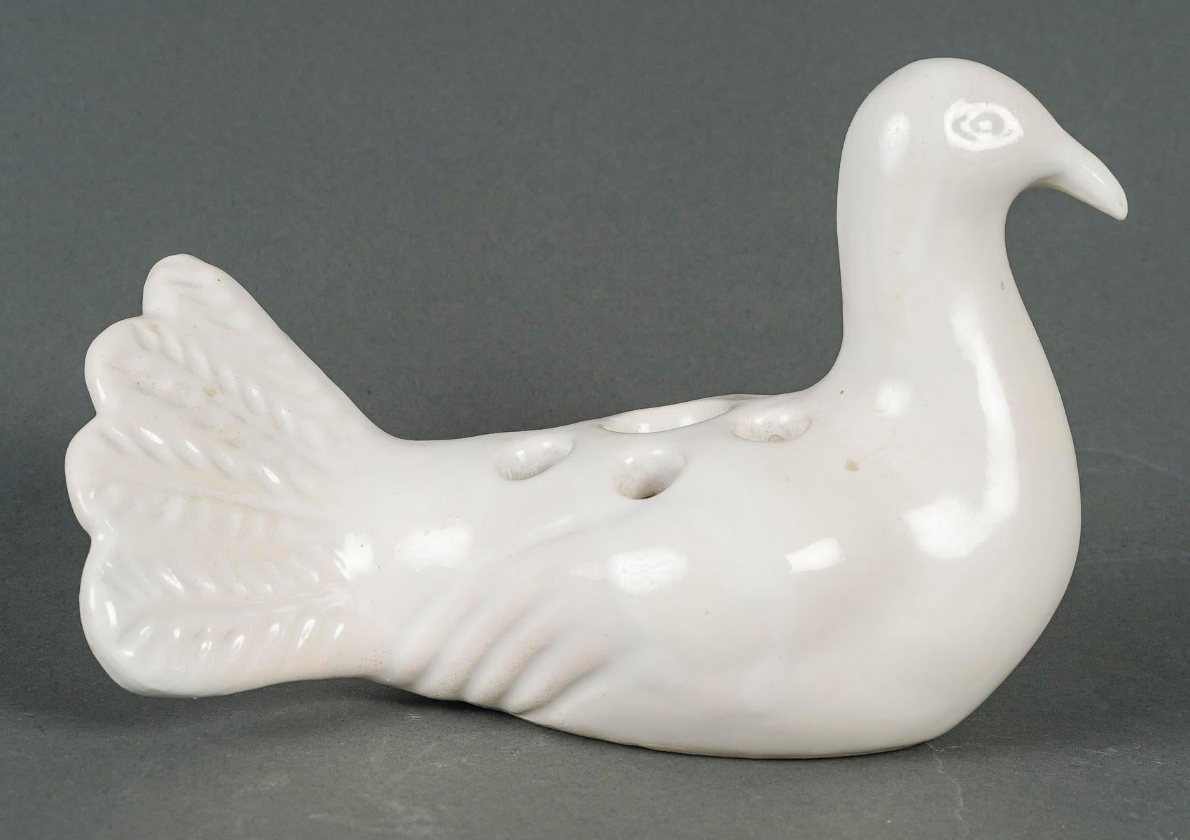 White Porcelain Brush Display, 20th Century, Art Nouveau period.

Brush display stand for storing brushes after or during the painting of a picture, early 20th century white porcelain, Art Nouveau, Mark underneath, Saint Paul de Vence.
h: 10cm, w: