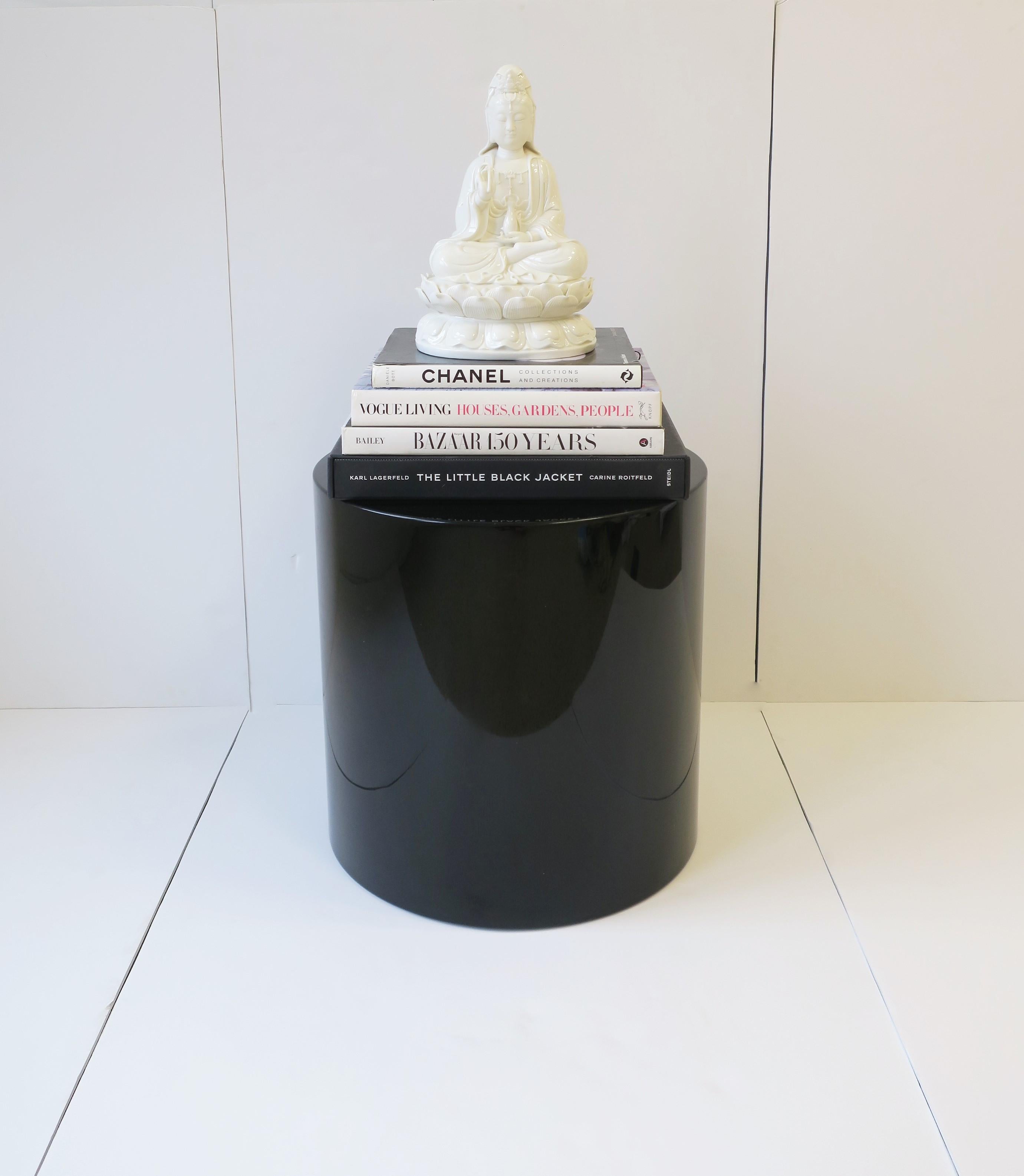 White Blanc-de-Chine Porcelain Buddha In Good Condition In New York, NY