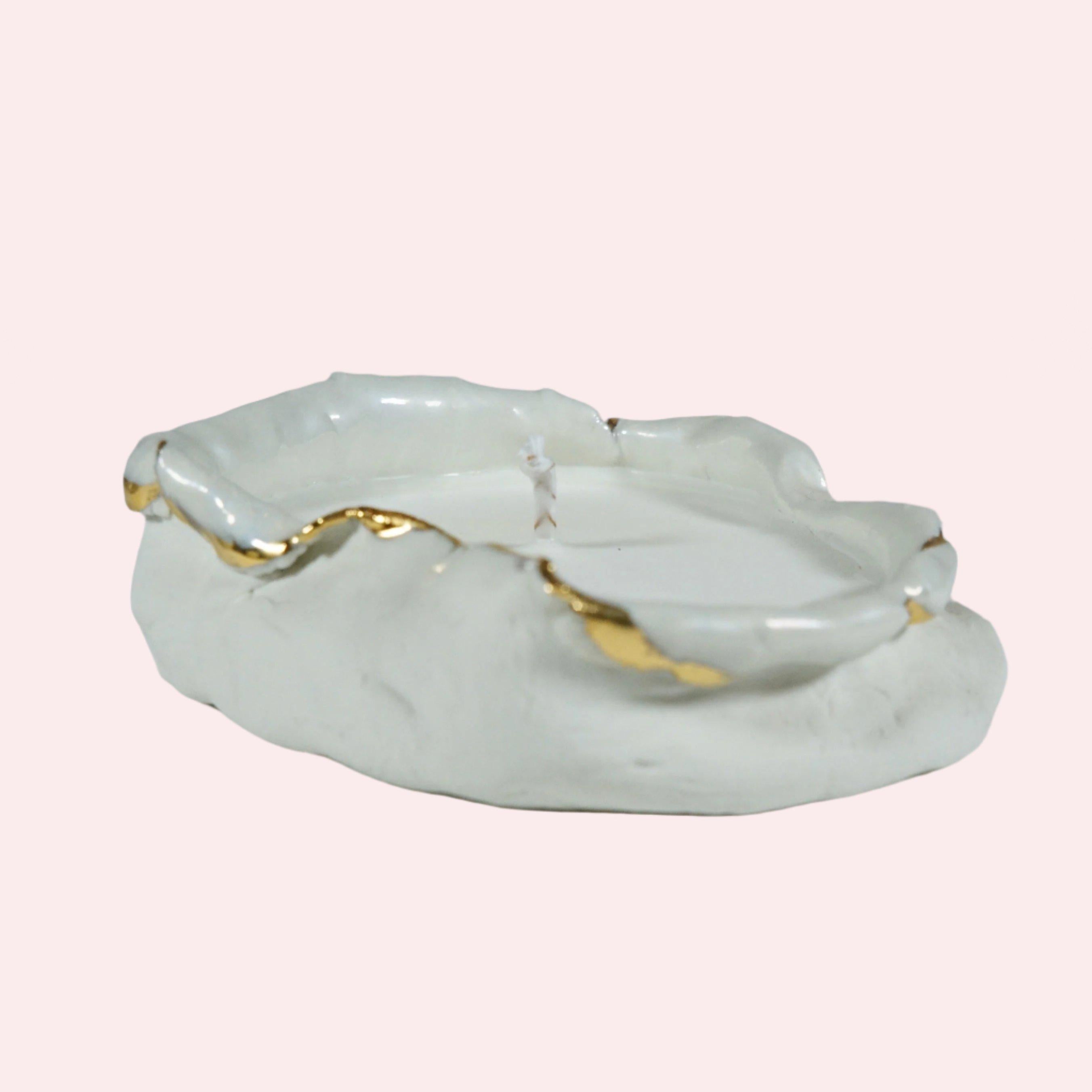 White Porcelain Romanesque Gold Lustered Candle Holder (Romantik) im Angebot