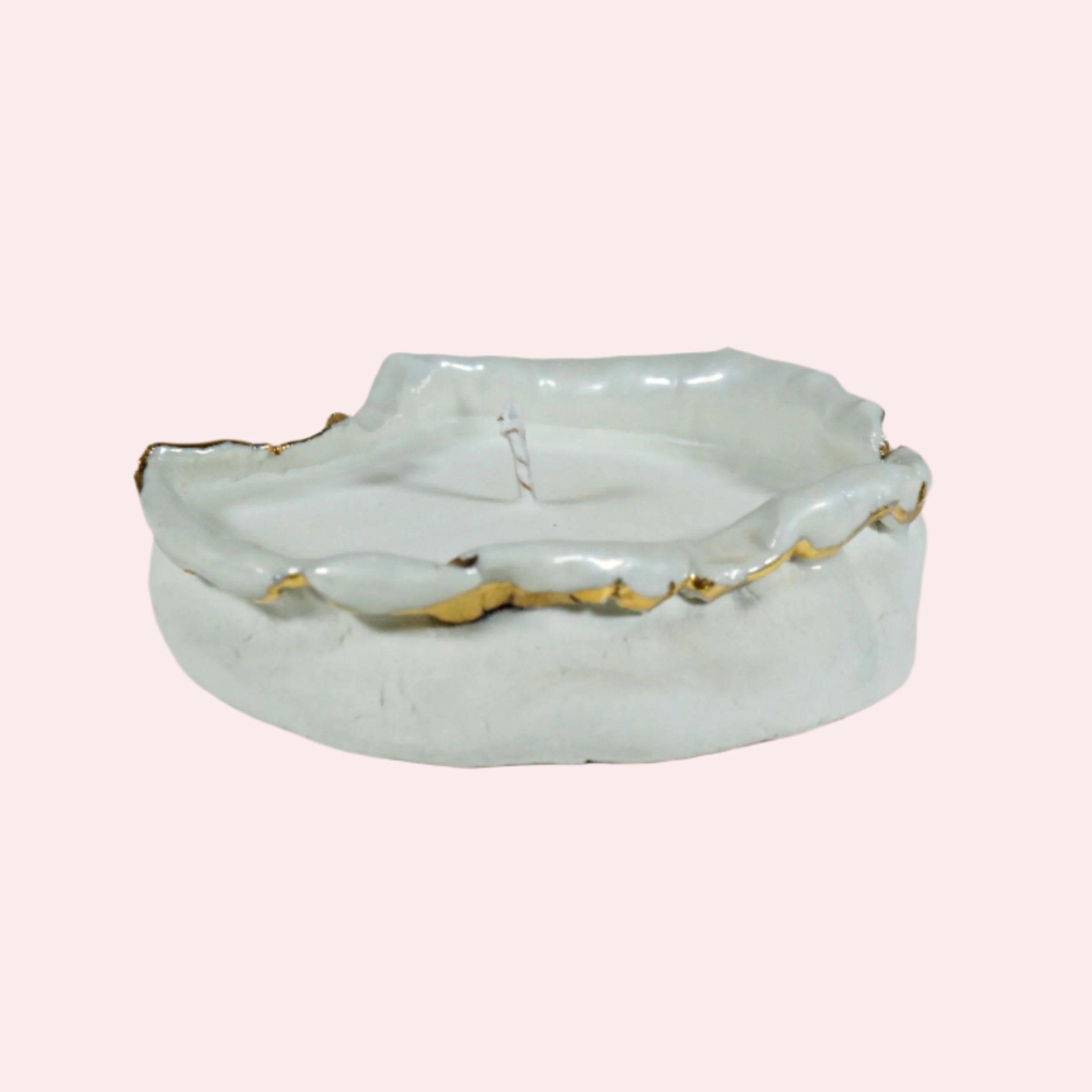 White Porcelain Romanesque Gold Lustered Candle Holder (Spanisch) im Angebot