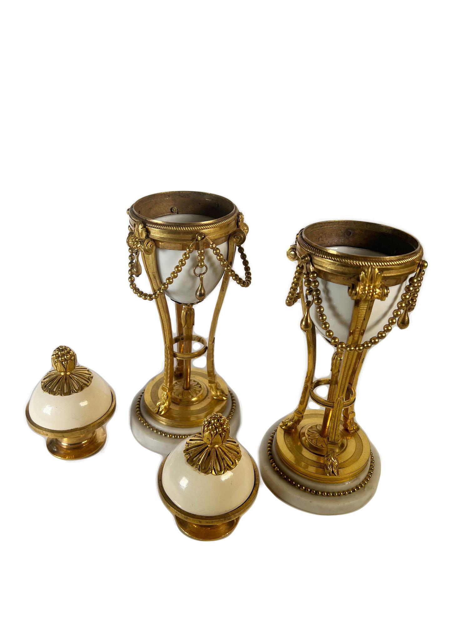 Pareja de casullas de porcelana blanca con dorado de bronce y abalorios de conexión. Acabado dorado original brillante de muy alta calidad. Francia, hacia 1870. 
