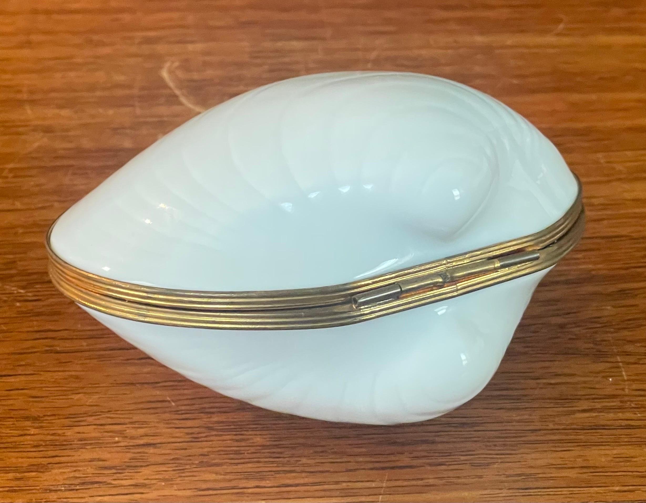 White Porcelain Clam Shell Trinket Box by Limoges In Good Condition For Sale In San Diego, CA