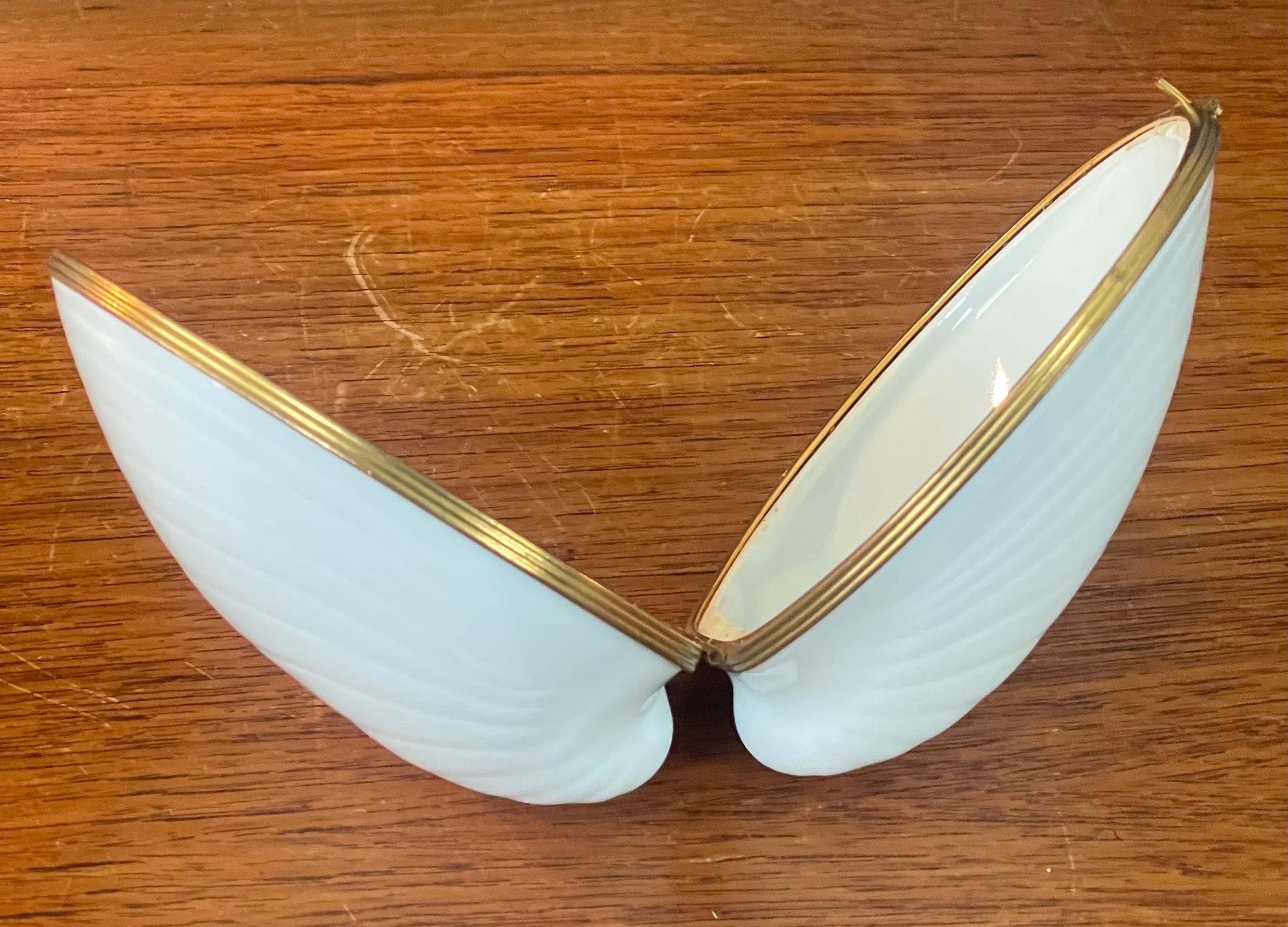 Boîte à bibelots en porcelaine blanche avec coquille de palourde par Limoges en vente 1