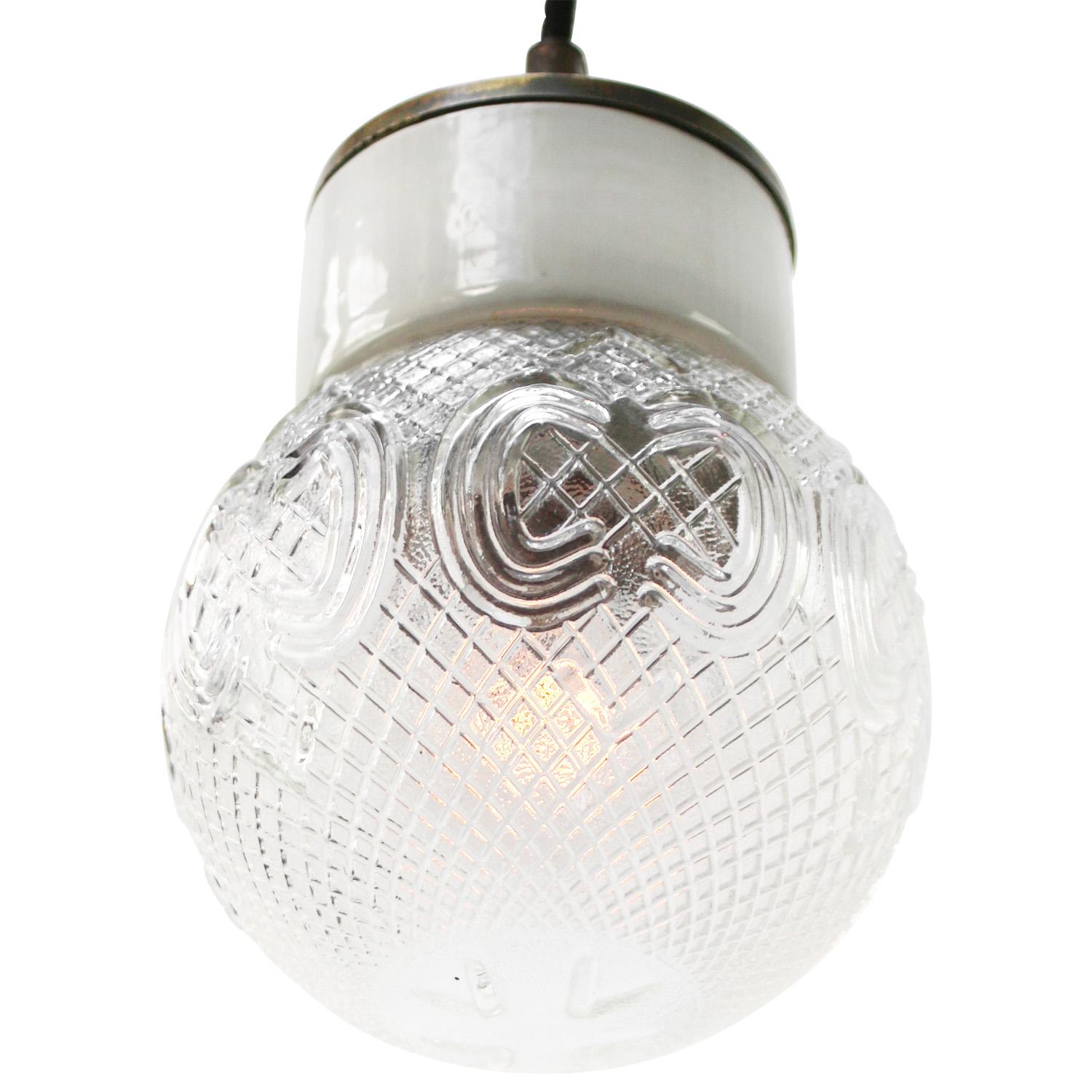 Lampada a sospensione industriale in porcellana.
Porcellana bianca, ottone e vetro trasparente.
2 conduttori, senza terra.

Peso: 1,20 kg / 2,6 lb

Prezzo per singolo articolo. Tutte le lampade sono state rese idonee dagli standard internazionali