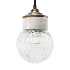 Luci a sospensione in ottone industriale vintage in porcellana bianca con vetro trasparente