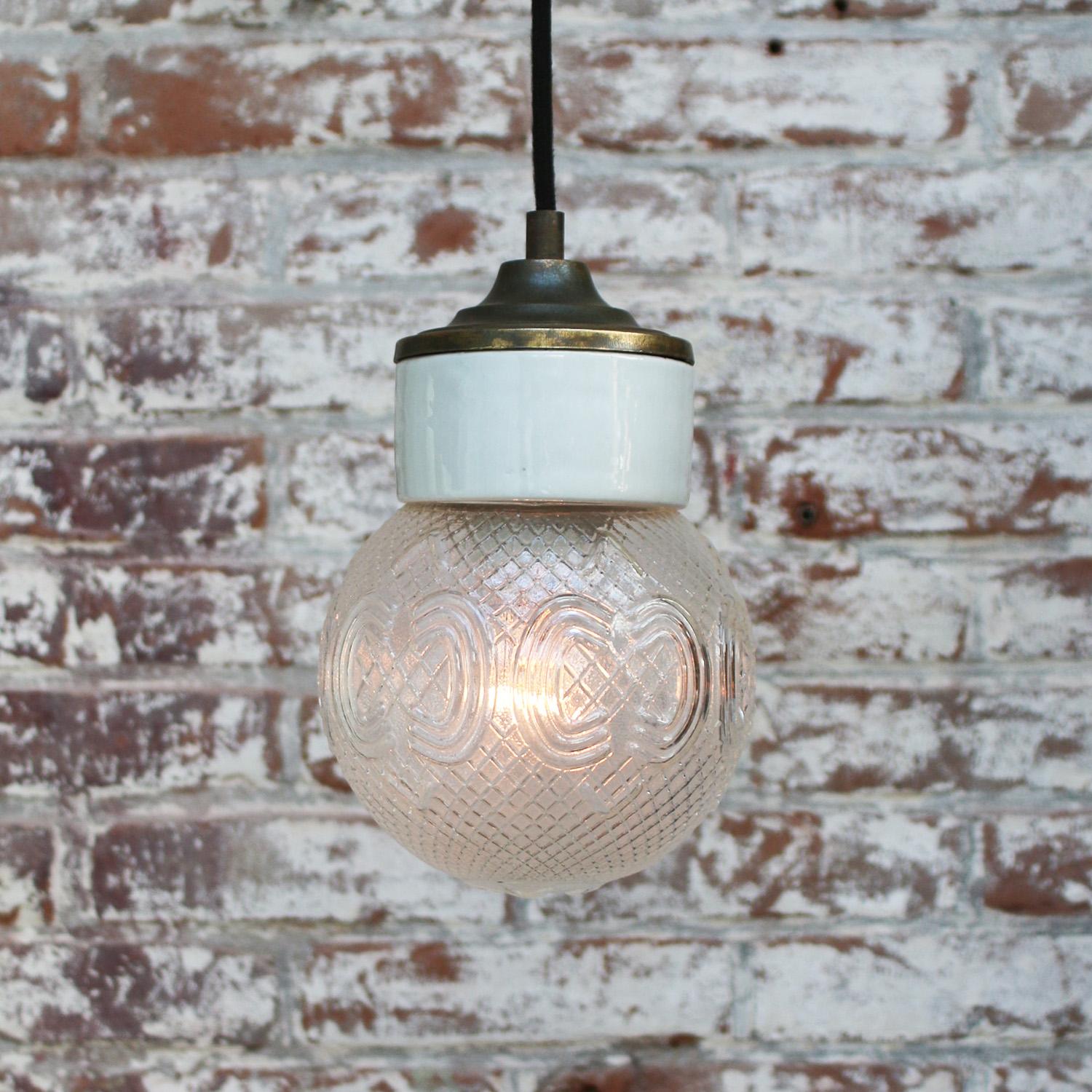XX secolo Luci a sospensione in ottone industriale vintage in porcellana bianca con vetro trasparente in vendita