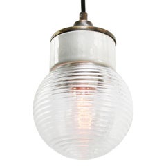 Lampes à suspension industrielles vintage en porcelaine blanche avec verre côtelé transparent et laiton