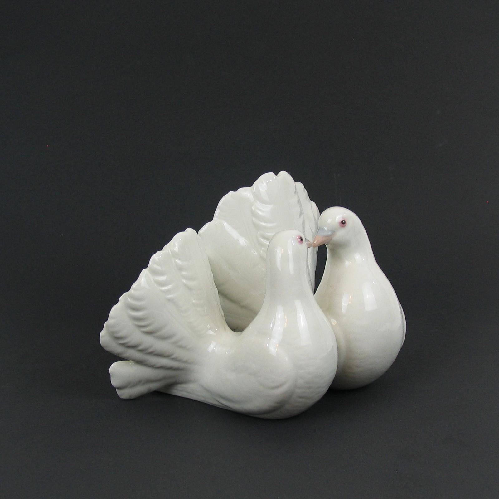 Spanish Lladro Porcelain 'Couple of Doves' Birds Sculpture by Antonio Ballester
