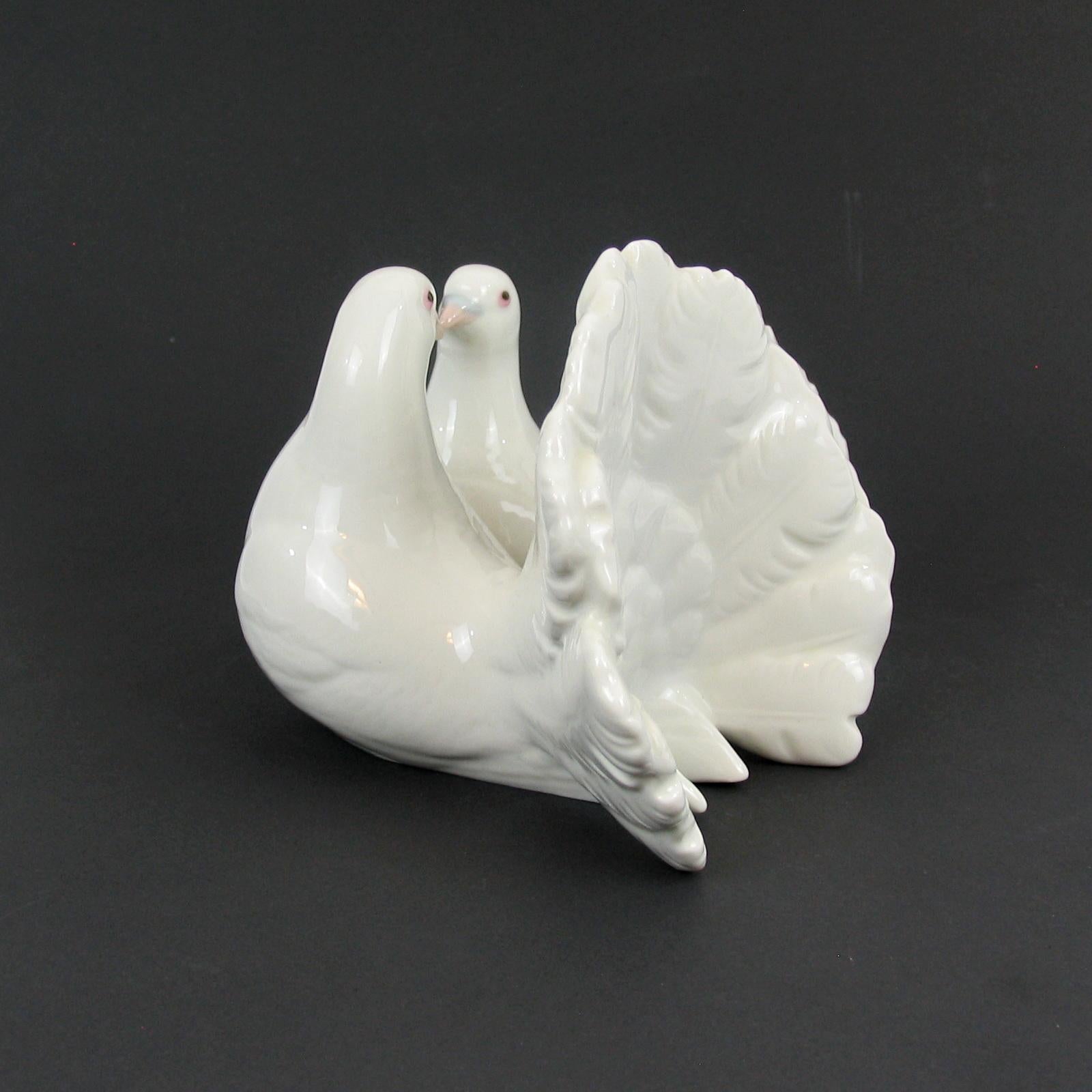 Lladro Porcelain 'Couple of Doves' Birds Sculpture by Antonio Ballester In Excellent Condition In Bochum, NRW