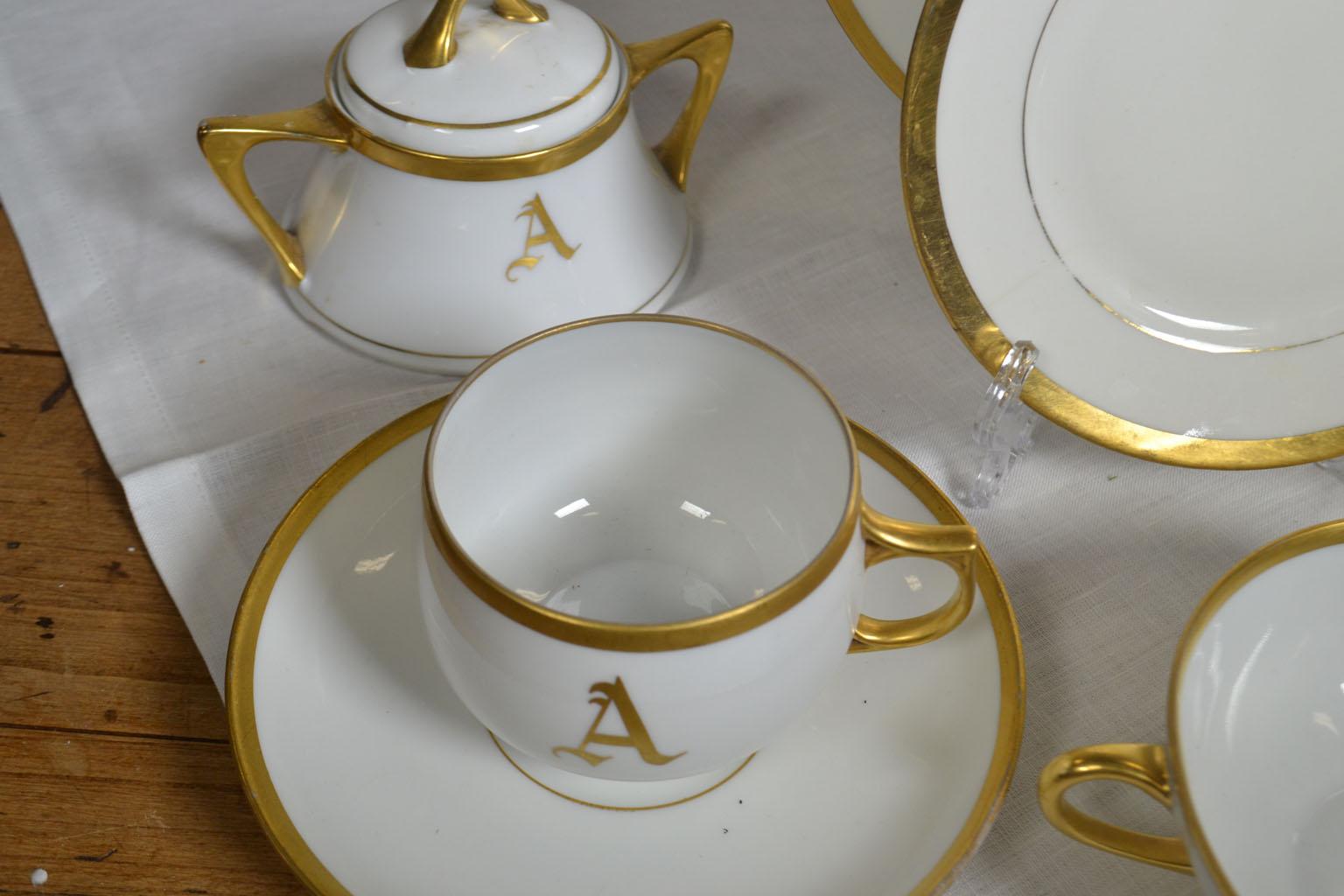 White Porcelain Dinnerware 149 Pieces, Gilt Rim In Good Condition In Vista, CA