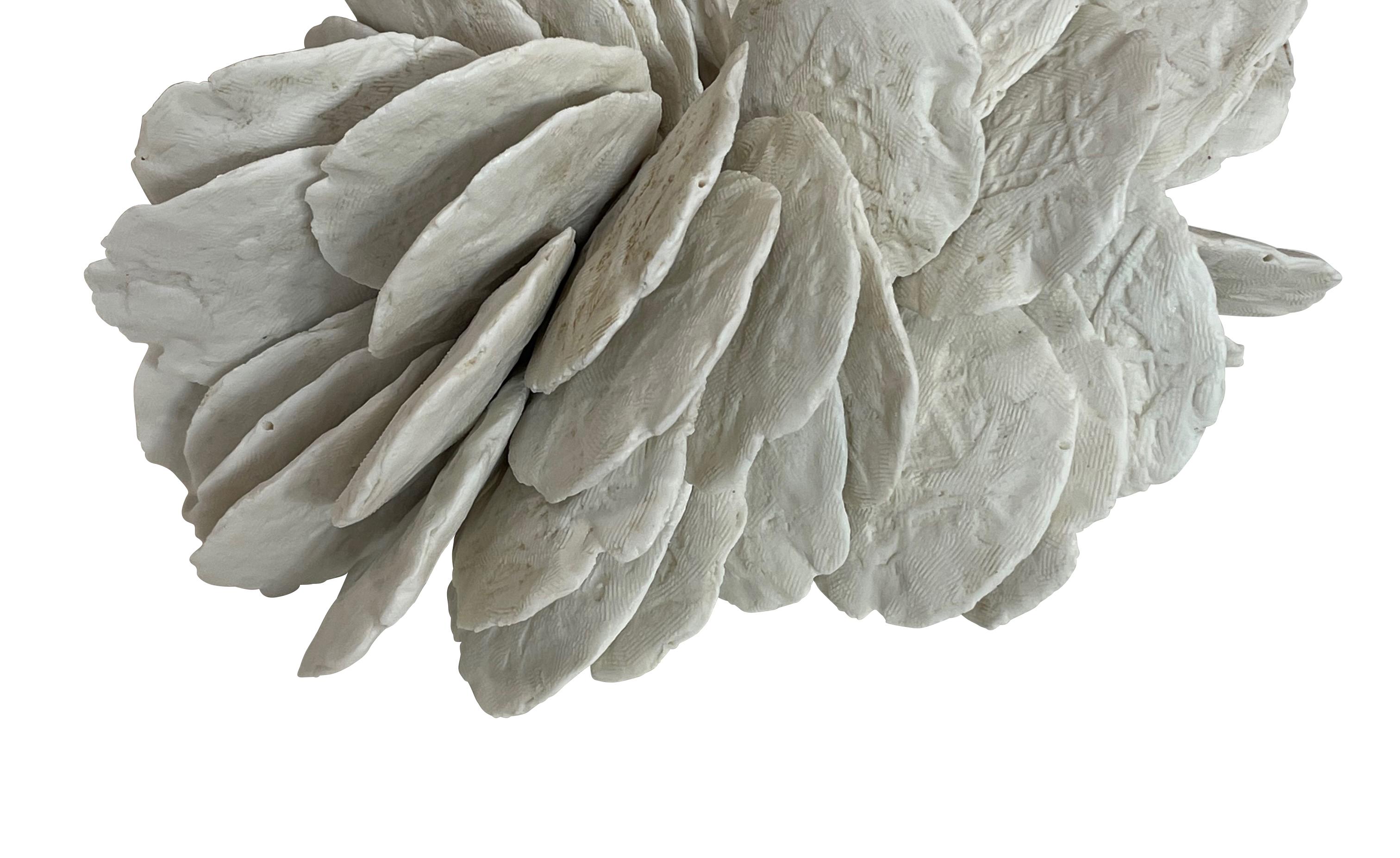 Weiße Porzellan-Scheibenskulptur, Frankreich, Contemporary (Französisch) im Angebot